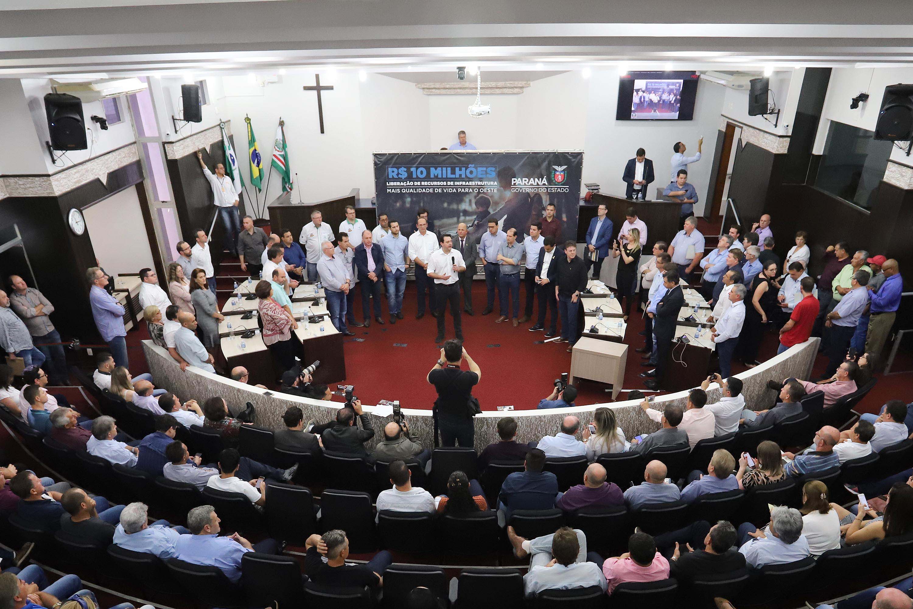 GOVERNADOR LIBERA RECURSOS PARA TOLEDO E REGIÃO. O governador Carlos Massa Ratinho Junior participa nesta sexta-feira (09), em na câmara de Toledo, a liberação de recursos para municípios da região Oeste. Participaram: prefeito de Toledo, Lucio De Marchi; secretário Chefe da Casa Civil, Guto Silva; de Desenvolvimento Urbano, João Carlos Ortega; do Planejamento, Valdemar Jorge e da Infraestrutura e Logística, Sandro Alex; deputados e demais autoridades.Toledo, 09-08-19.Foto: Arnaldo Alves / ANPr.