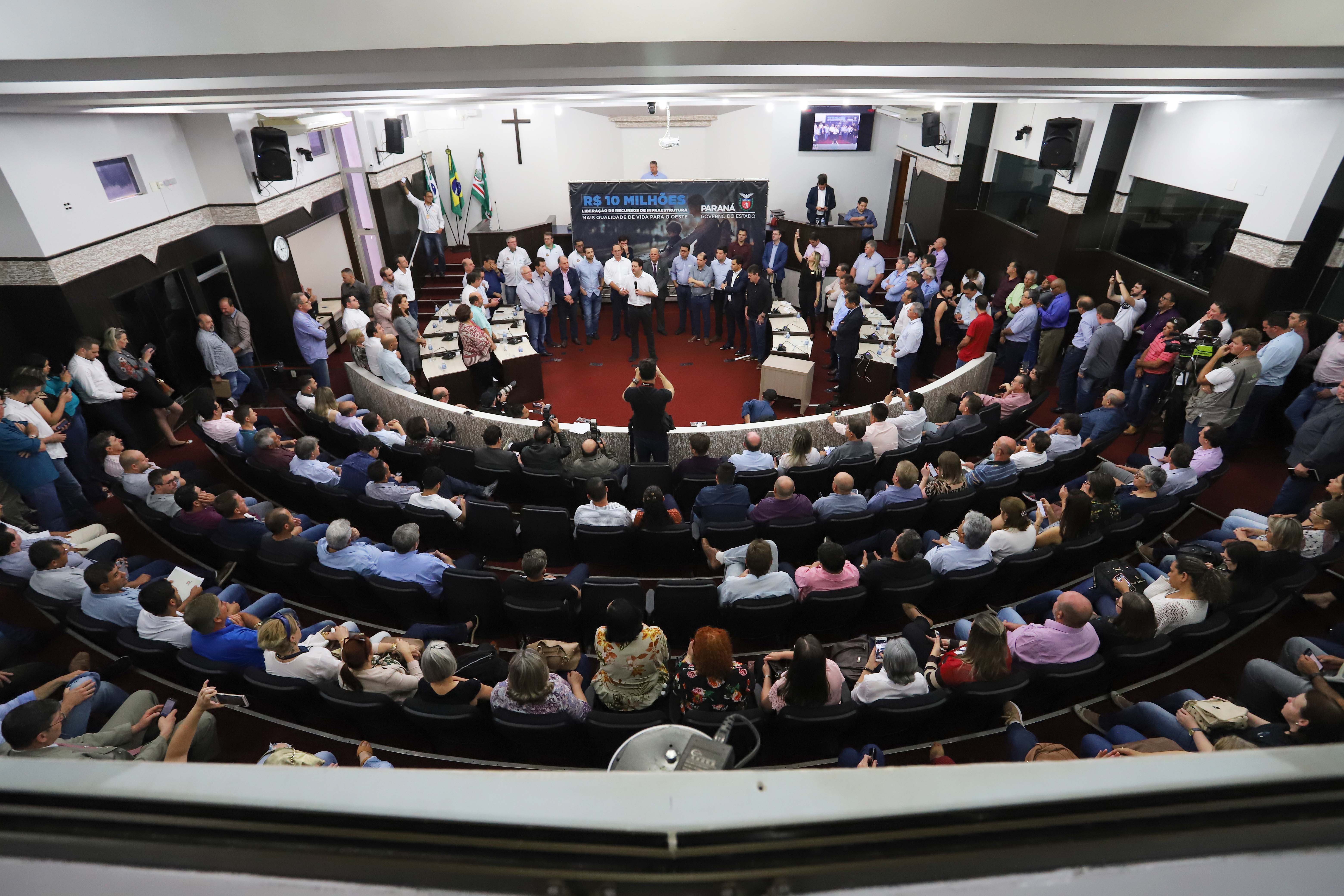 GOVERNADOR LIBERA RECURSOS PARA TOLEDO E REGIÃO. O governador Carlos Massa Ratinho Junior participa nesta sexta-feira (09), em na câmara de Toledo, a liberação de recursos para municípios da região Oeste. Participaram: prefeito de Toledo, Lucio De Marchi; secretário Chefe da Casa Civil, Guto Silva; de Desenvolvimento Urbano, João Carlos Ortega; do Planejamento, Valdemar Jorge e da Infraestrutura e Logística, Sandro Alex; deputados e demais autoridades.Toledo, 09-08-19.Foto: Arnaldo Alves / ANPr.