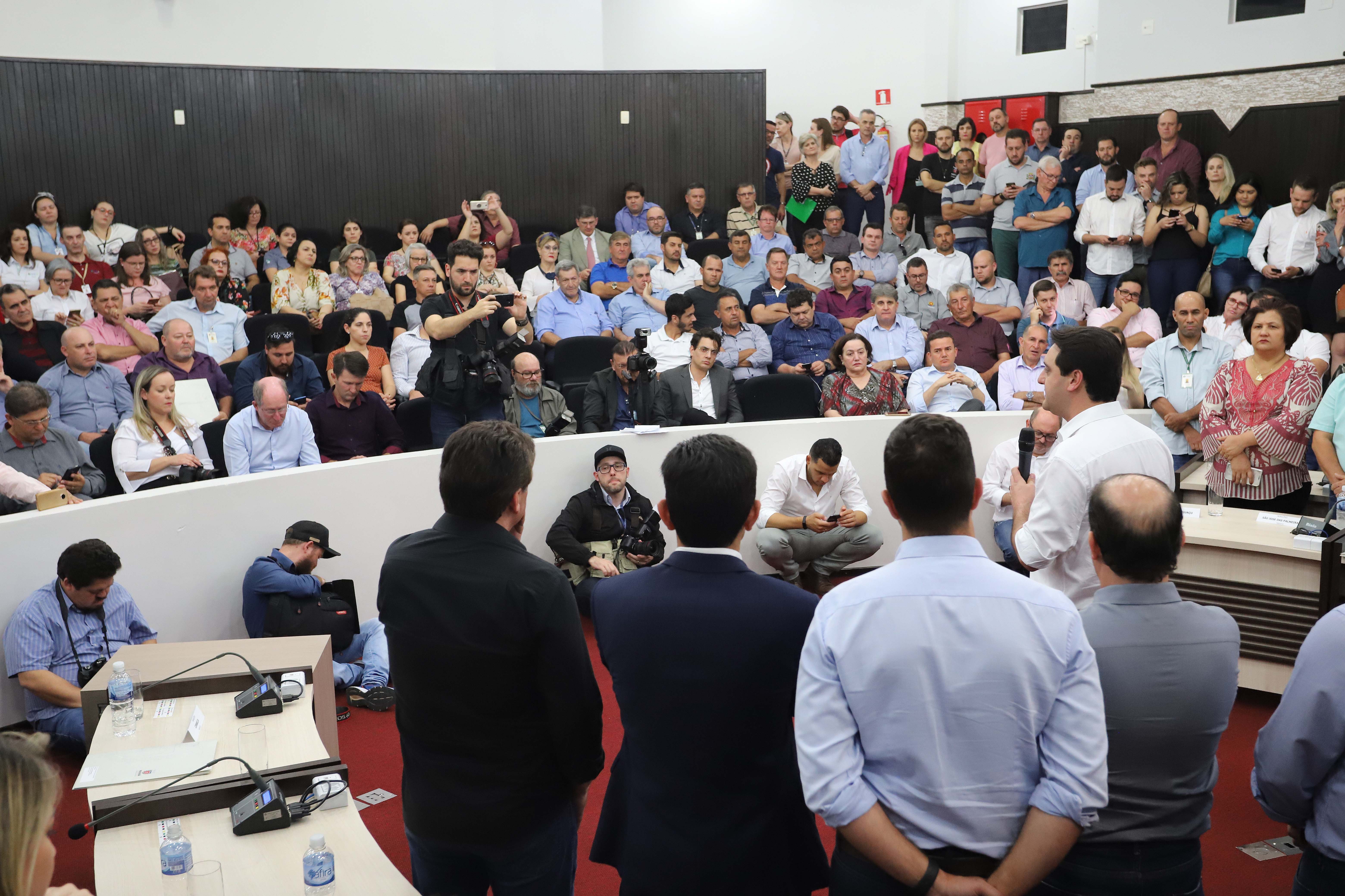 GOVERNADOR LIBERA RECURSOS PARA TOLEDO E REGIÃO. O governador Carlos Massa Ratinho Junior participa nesta sexta-feira (09), em na câmara de Toledo, a liberação de recursos para municípios da região Oeste. Participaram: prefeito de Toledo, Lucio De Marchi; secretário Chefe da Casa Civil, Guto Silva; de Desenvolvimento Urbano, João Carlos Ortega; do Planejamento, Valdemar Jorge e da Infraestrutura e Logística, Sandro Alex; deputados e demais autoridades.Toledo, 09-08-19.Foto: Arnaldo Alves / ANPr.