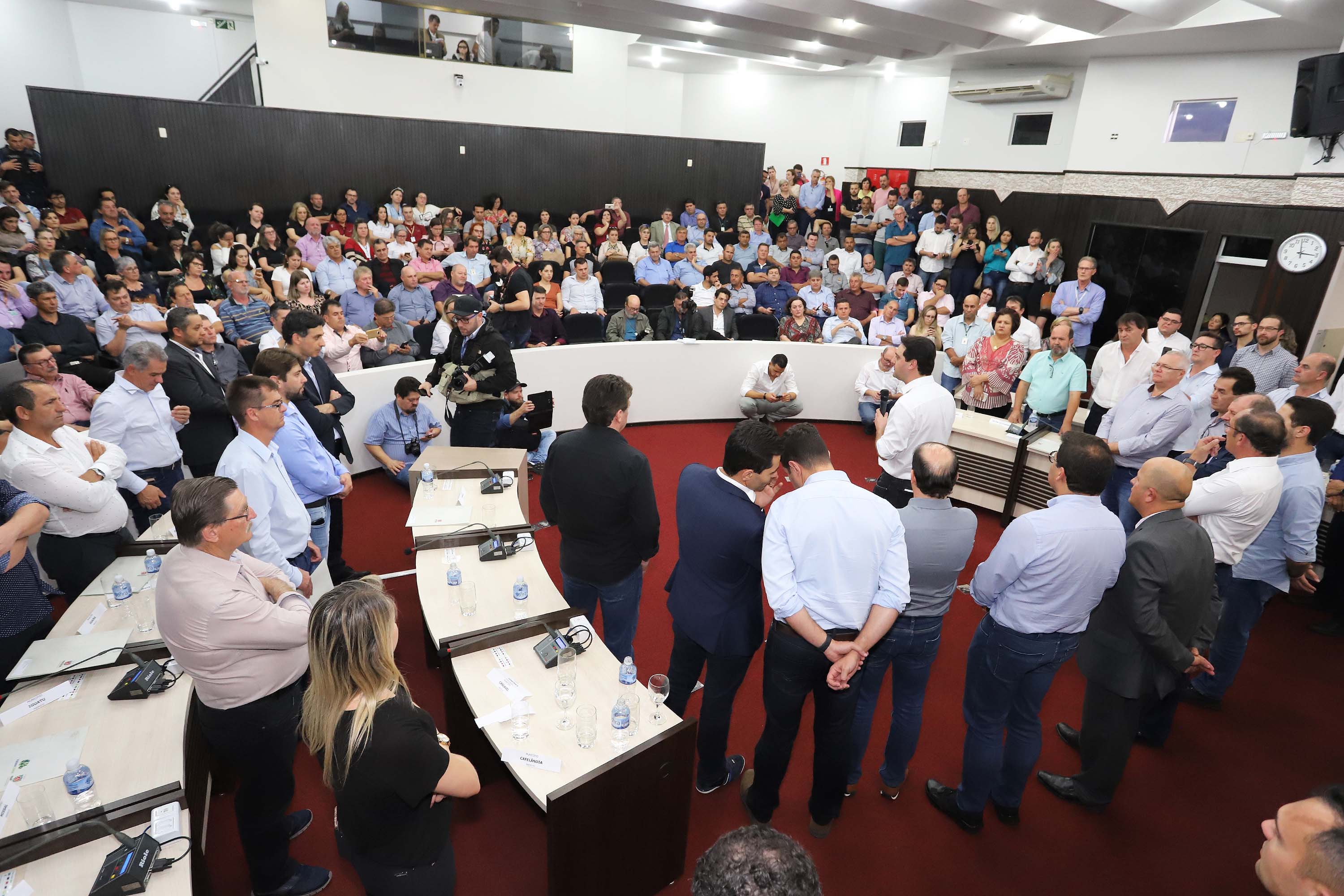GOVERNADOR LIBERA RECURSOS PARA TOLEDO E REGIÃO. O governador Carlos Massa Ratinho Junior participa nesta sexta-feira (09), em na câmara de Toledo, a liberação de recursos para municípios da região Oeste. Participaram: prefeito de Toledo, Lucio De Marchi; secretário Chefe da Casa Civil, Guto Silva; de Desenvolvimento Urbano, João Carlos Ortega; do Planejamento, Valdemar Jorge e da Infraestrutura e Logística, Sandro Alex; deputados e demais autoridades.Toledo, 09-08-19.Foto: Arnaldo Alves / ANPr.