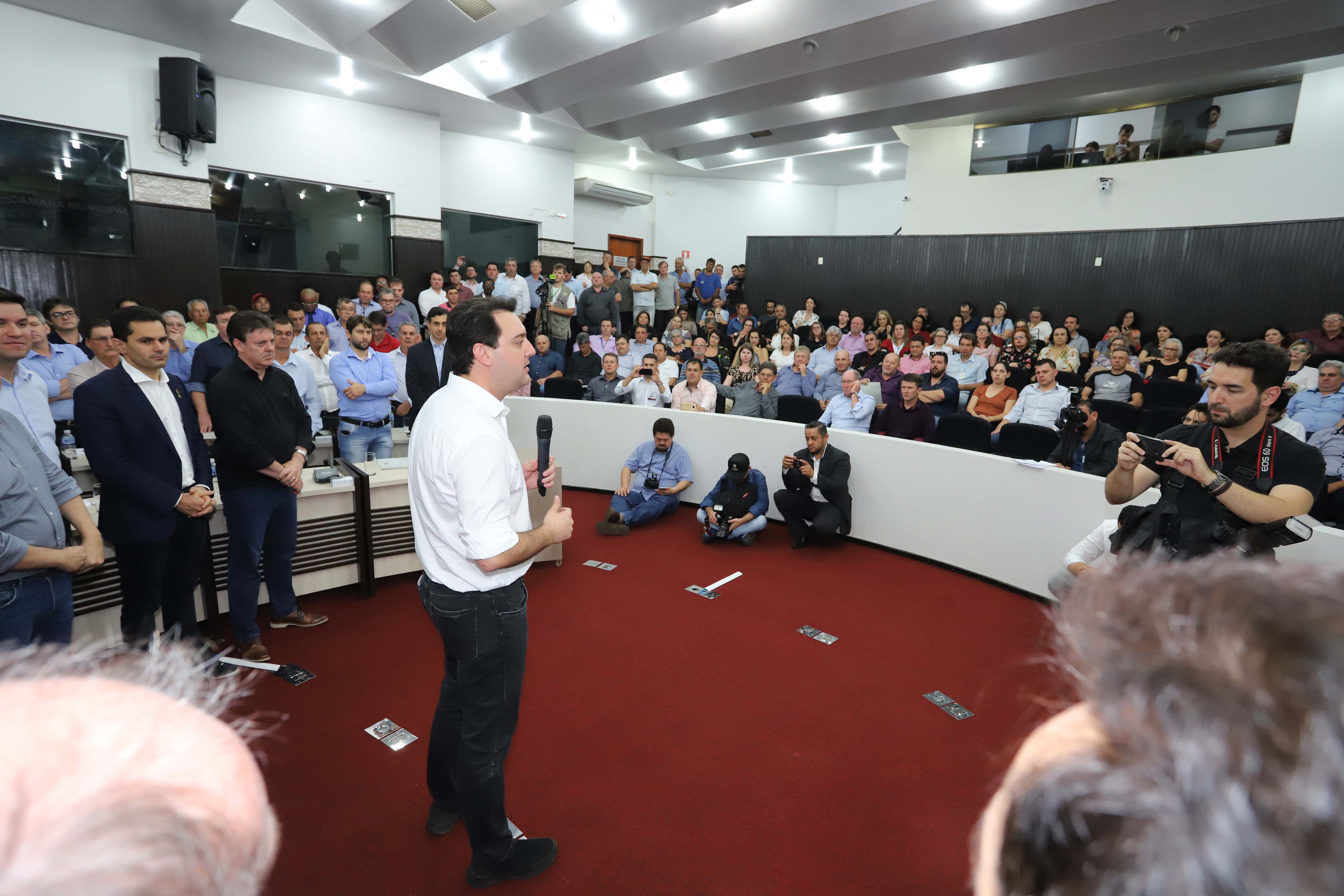 GOVERNADOR LIBERA RECURSOS PARA TOLEDO E REGIÃO. O governador Carlos Massa Ratinho Junior participa nesta sexta-feira (09), em na câmara de Toledo, a liberação de recursos para municípios da região Oeste. Participaram: prefeito de Toledo, Lucio De Marchi; secretário Chefe da Casa Civil, Guto Silva; de Desenvolvimento Urbano, João Carlos Ortega; do Planejamento, Valdemar Jorge e da Infraestrutura e Logística, Sandro Alex; deputados e demais autoridades.Toledo, 09-08-19.Foto: Arnaldo Alves / ANPr.