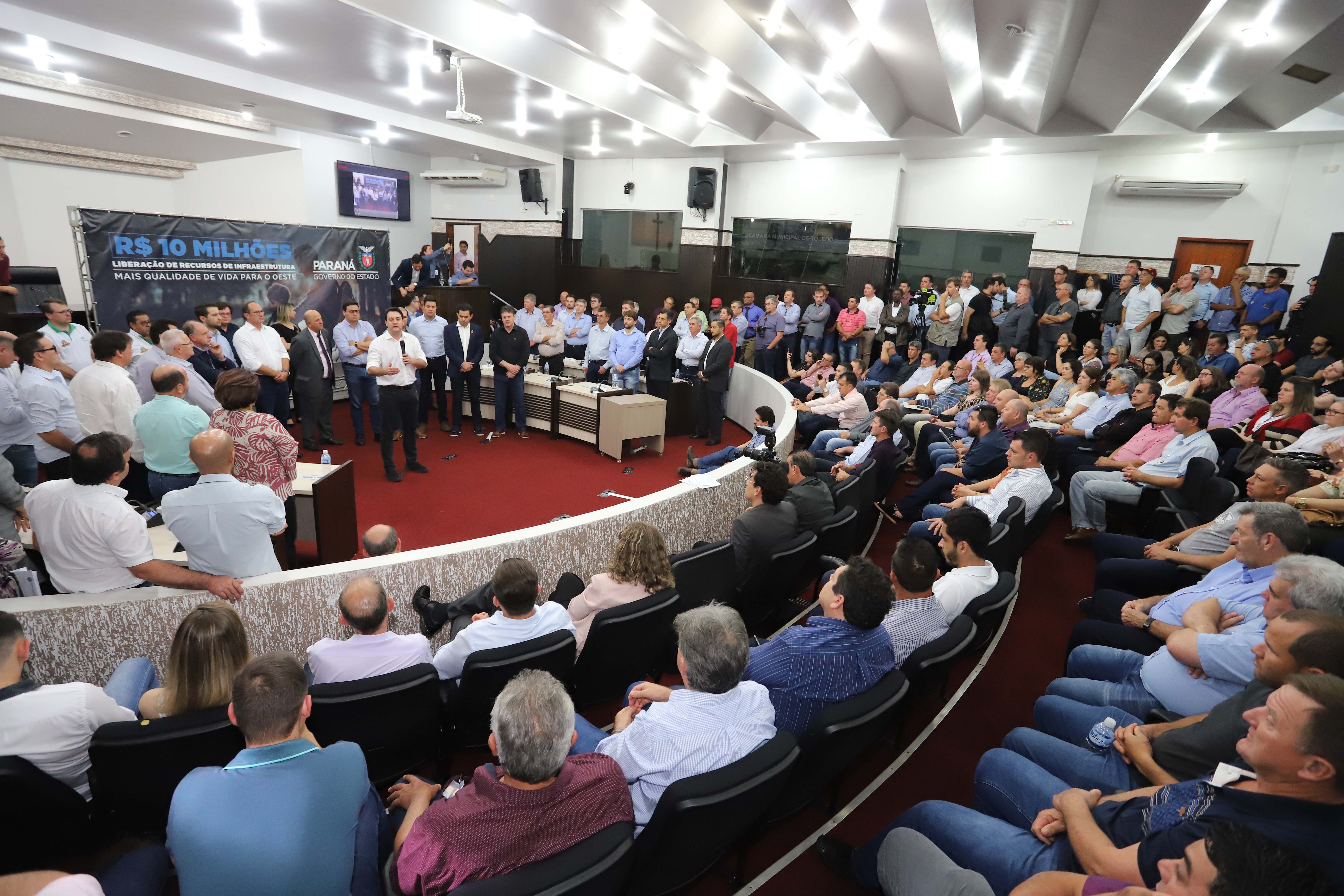 GOVERNADOR LIBERA RECURSOS PARA TOLEDO E REGIÃO. O governador Carlos Massa Ratinho Junior participa nesta sexta-feira (09), em na câmara de Toledo, a liberação de recursos para municípios da região Oeste. Participaram: prefeito de Toledo, Lucio De Marchi; secretário Chefe da Casa Civil, Guto Silva; de Desenvolvimento Urbano, João Carlos Ortega; do Planejamento, Valdemar Jorge e da Infraestrutura e Logística, Sandro Alex; deputados e demais autoridades.Toledo, 09-08-19.Foto: Arnaldo Alves / ANPr.