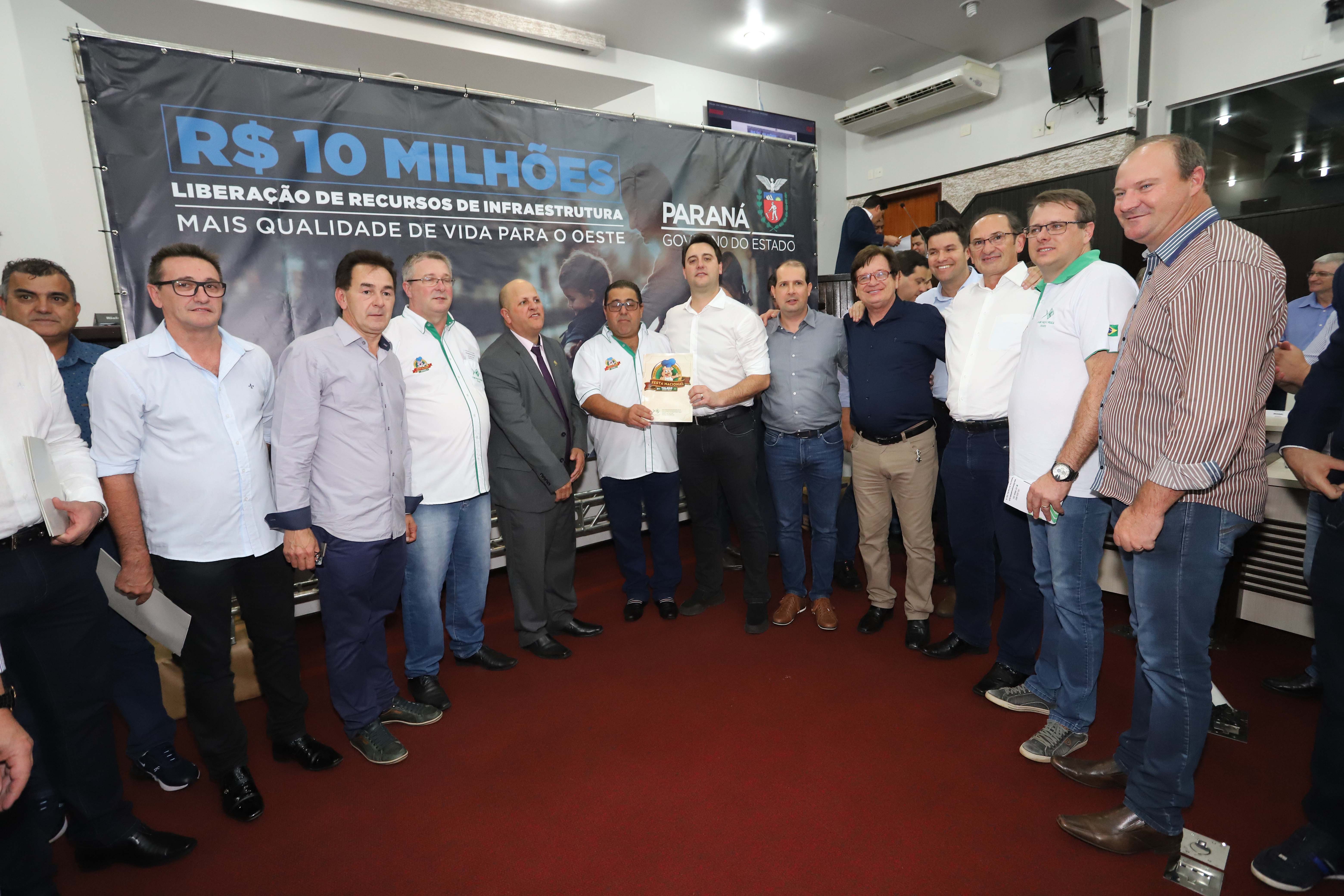GOVERNADOR LIBERA RECURSOS PARA TOLEDO E REGIÃO. O governador Carlos Massa Ratinho Junior participa nesta sexta-feira (09), em na câmara de Toledo, a liberação de recursos para municípios da região Oeste. Participaram: prefeito de Toledo, Lucio De Marchi; secretário Chefe da Casa Civil, Guto Silva; de Desenvolvimento Urbano, João Carlos Ortega; do Planejamento, Valdemar Jorge e da Infraestrutura e Logística, Sandro Alex; deputados e demais autoridades.Toledo, 09-08-19.Foto: Arnaldo Alves / ANPr.