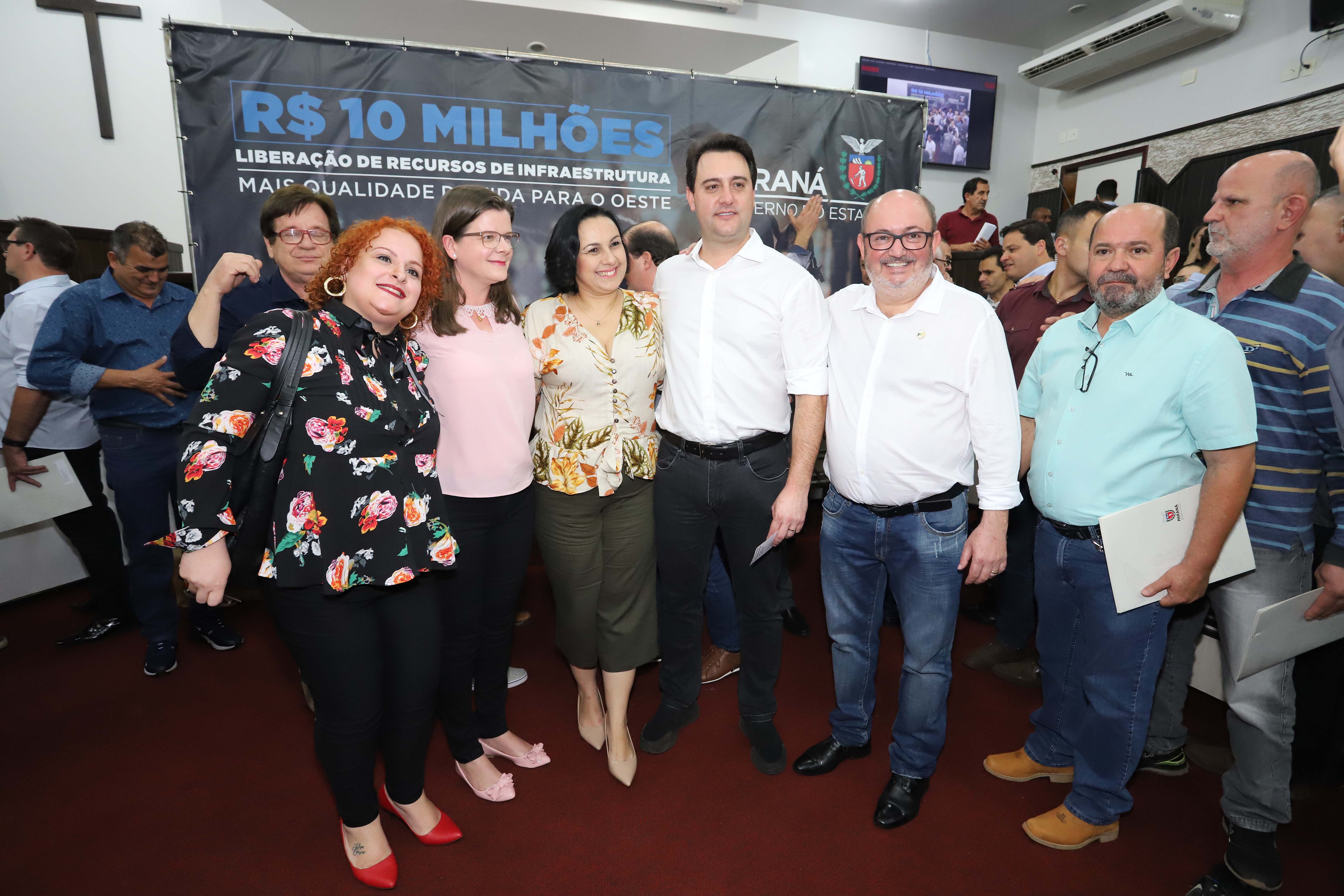 GOVERNADOR LIBERA RECURSOS PARA TOLEDO E REGIÃO. O governador Carlos Massa Ratinho Junior participa nesta sexta-feira (09), em na câmara de Toledo, a liberação de recursos para municípios da região Oeste. Participaram: prefeito de Toledo, Lucio De Marchi; secretário Chefe da Casa Civil, Guto Silva; de Desenvolvimento Urbano, João Carlos Ortega; do Planejamento, Valdemar Jorge e da Infraestrutura e Logística, Sandro Alex; deputados e demais autoridades.Toledo, 09-08-19.Foto: Arnaldo Alves / ANPr.