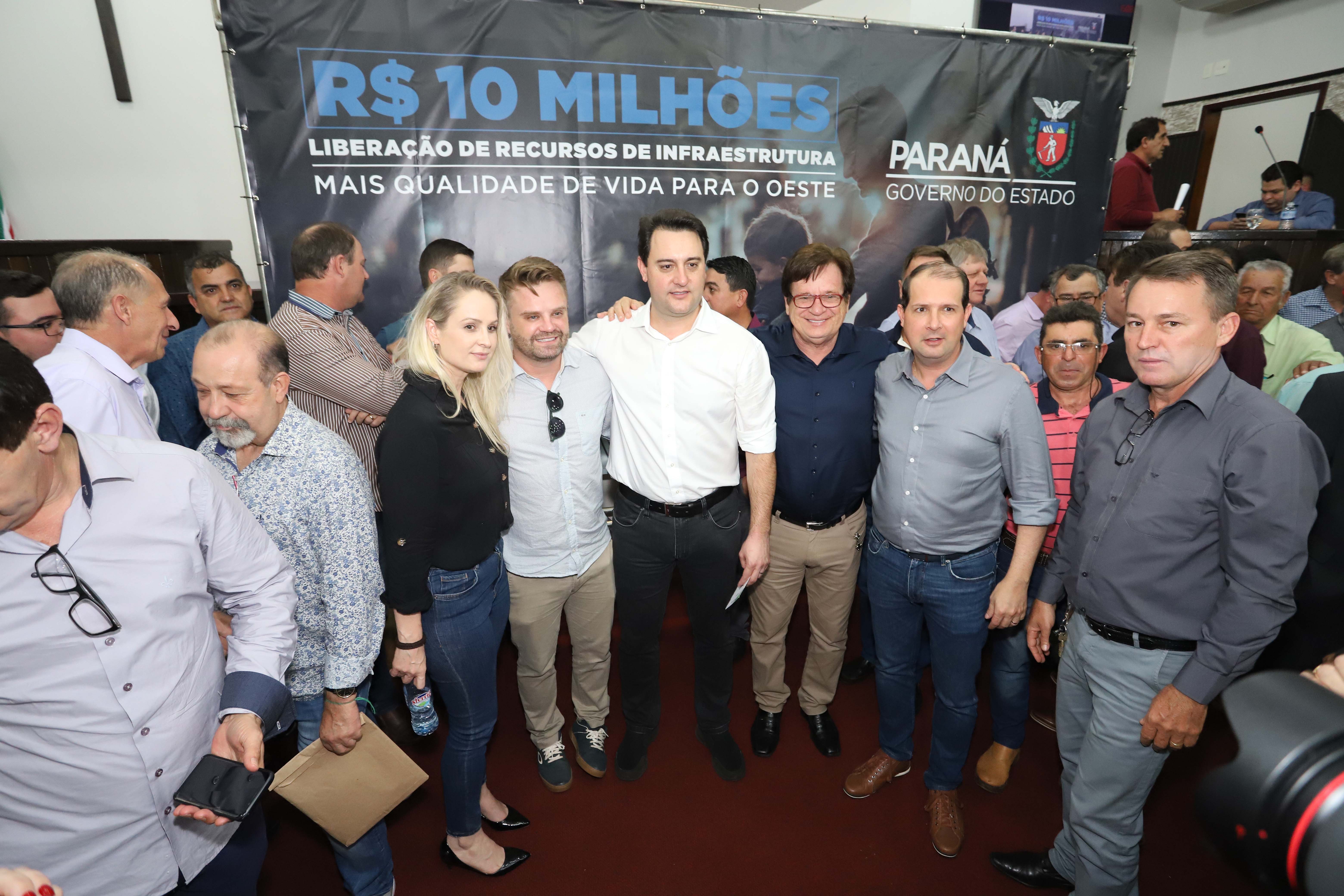 GOVERNADOR LIBERA RECURSOS PARA TOLEDO E REGIÃO. O governador Carlos Massa Ratinho Junior participa nesta sexta-feira (09), em na câmara de Toledo, a liberação de recursos para municípios da região Oeste. Participaram: prefeito de Toledo, Lucio De Marchi; secretário Chefe da Casa Civil, Guto Silva; de Desenvolvimento Urbano, João Carlos Ortega; do Planejamento, Valdemar Jorge e da Infraestrutura e Logística, Sandro Alex; deputados e demais autoridades.Toledo, 09-08-19.Foto: Arnaldo Alves / ANPr.
