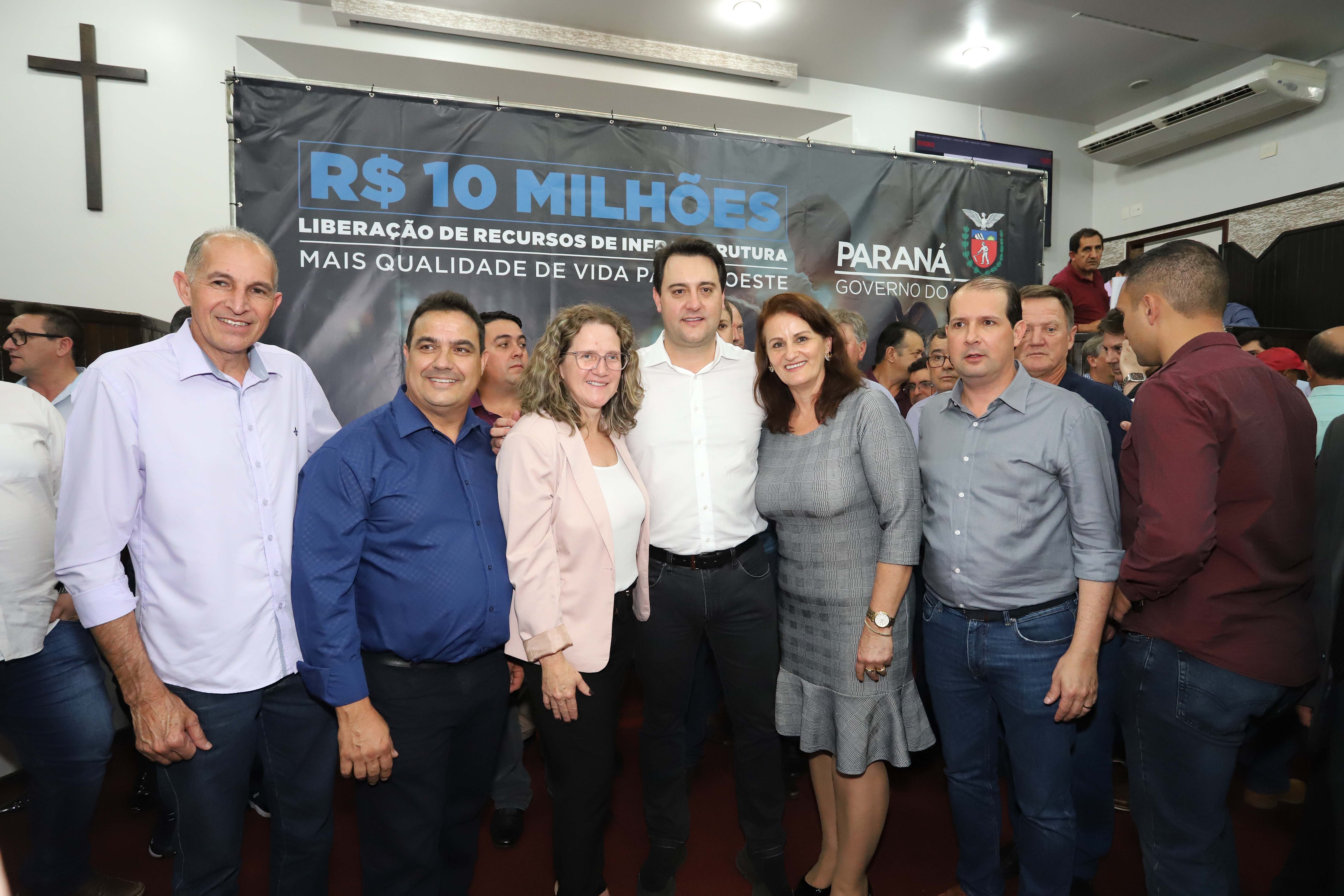 GOVERNADOR LIBERA RECURSOS PARA TOLEDO E REGIÃO. O governador Carlos Massa Ratinho Junior participa nesta sexta-feira (09), em na câmara de Toledo, a liberação de recursos para municípios da região Oeste. Participaram: prefeito de Toledo, Lucio De Marchi; secretário Chefe da Casa Civil, Guto Silva; de Desenvolvimento Urbano, João Carlos Ortega; do Planejamento, Valdemar Jorge e da Infraestrutura e Logística, Sandro Alex; deputados e demais autoridades.Toledo, 09-08-19.Foto: Arnaldo Alves / ANPr.