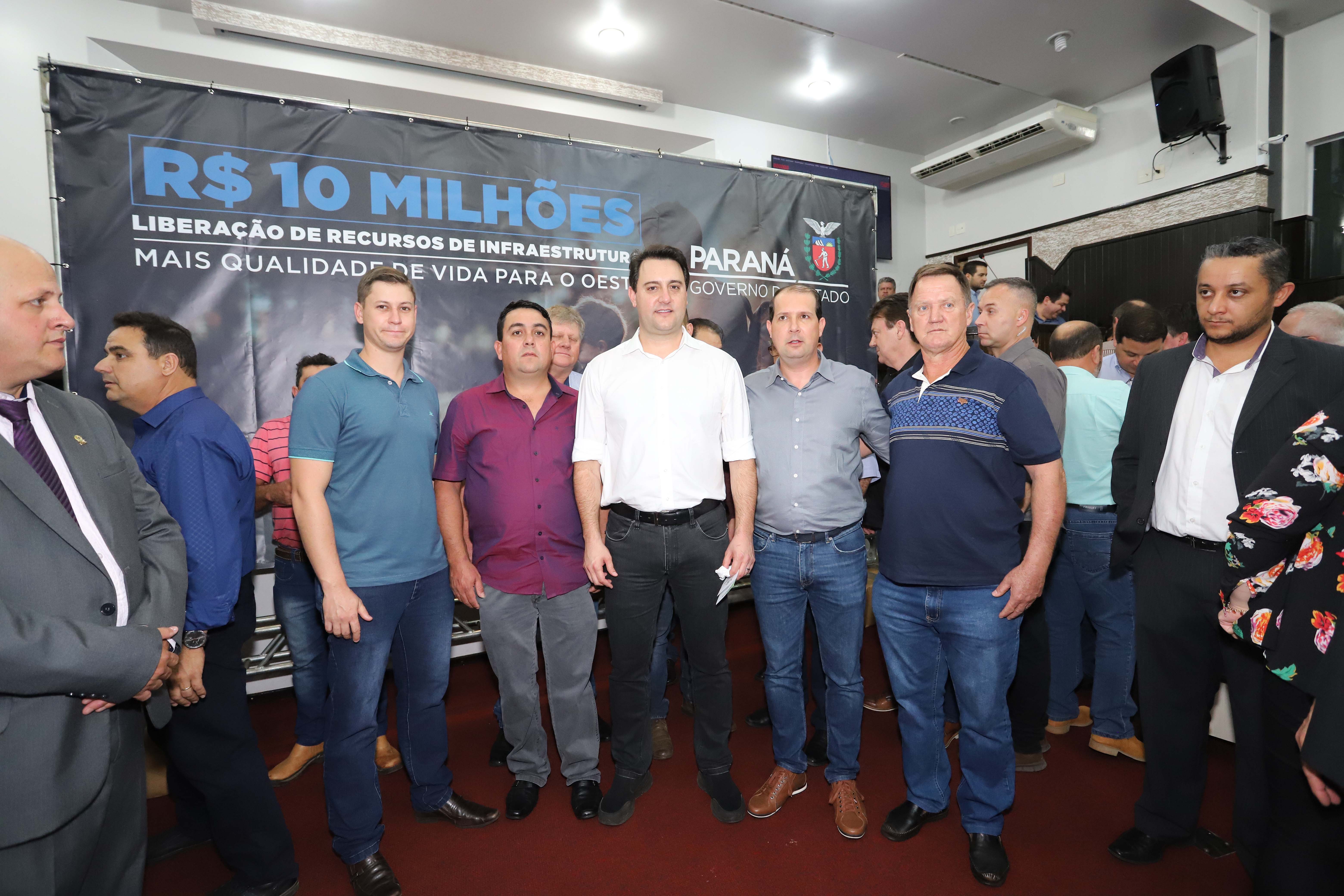GOVERNADOR LIBERA RECURSOS PARA TOLEDO E REGIÃO. O governador Carlos Massa Ratinho Junior participa nesta sexta-feira (09), em na câmara de Toledo, a liberação de recursos para municípios da região Oeste. Participaram: prefeito de Toledo, Lucio De Marchi; secretário Chefe da Casa Civil, Guto Silva; de Desenvolvimento Urbano, João Carlos Ortega; do Planejamento, Valdemar Jorge e da Infraestrutura e Logística, Sandro Alex; deputados e demais autoridades.Toledo, 09-08-19.Foto: Arnaldo Alves / ANPr.