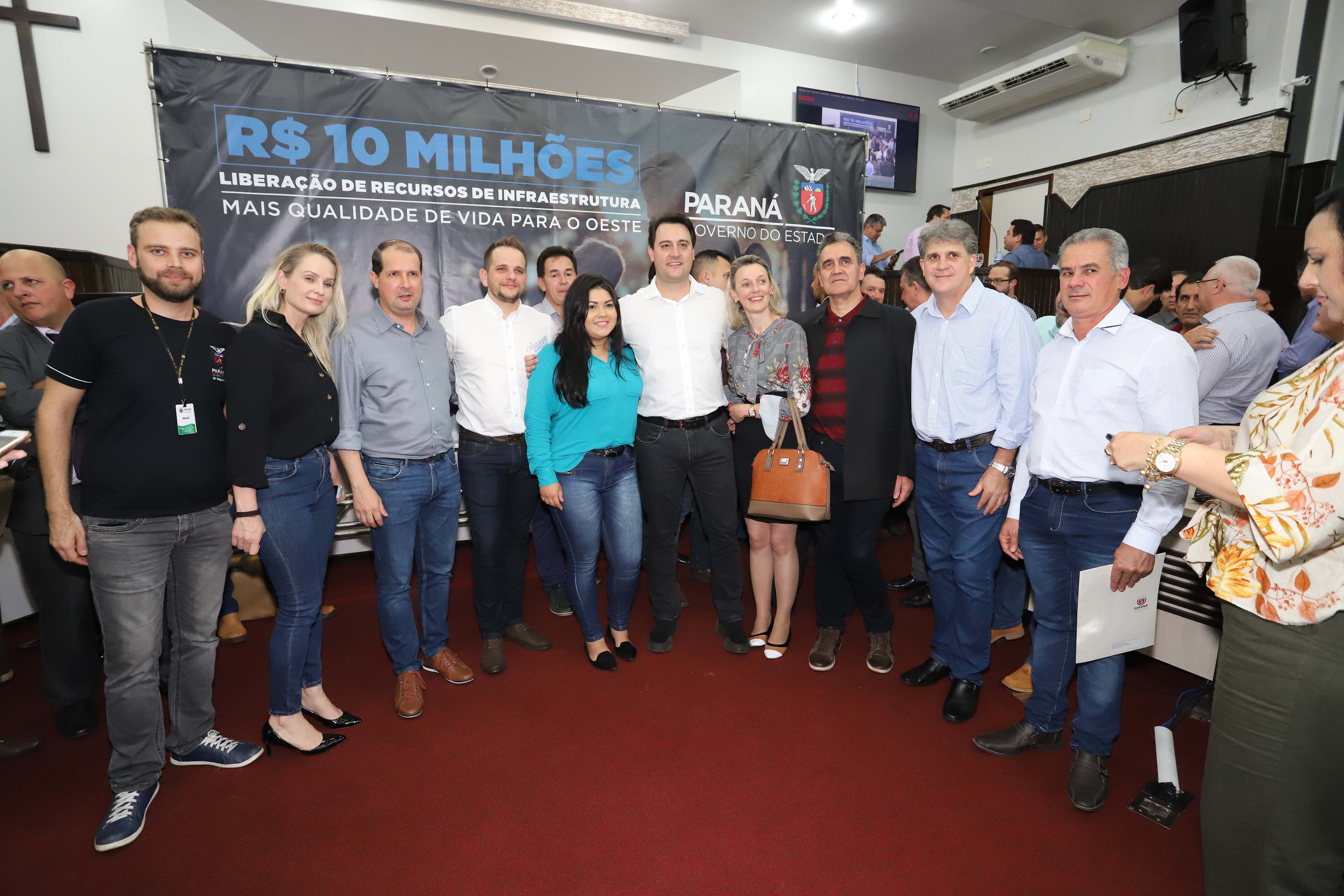 GOVERNADOR LIBERA RECURSOS PARA TOLEDO E REGIÃO. O governador Carlos Massa Ratinho Junior participa nesta sexta-feira (09), em na câmara de Toledo, a liberação de recursos para municípios da região Oeste. Participaram: prefeito de Toledo, Lucio De Marchi; secretário Chefe da Casa Civil, Guto Silva; de Desenvolvimento Urbano, João Carlos Ortega; do Planejamento, Valdemar Jorge e da Infraestrutura e Logística, Sandro Alex; deputados e demais autoridades.Toledo, 09-08-19.Foto: Arnaldo Alves / ANPr.