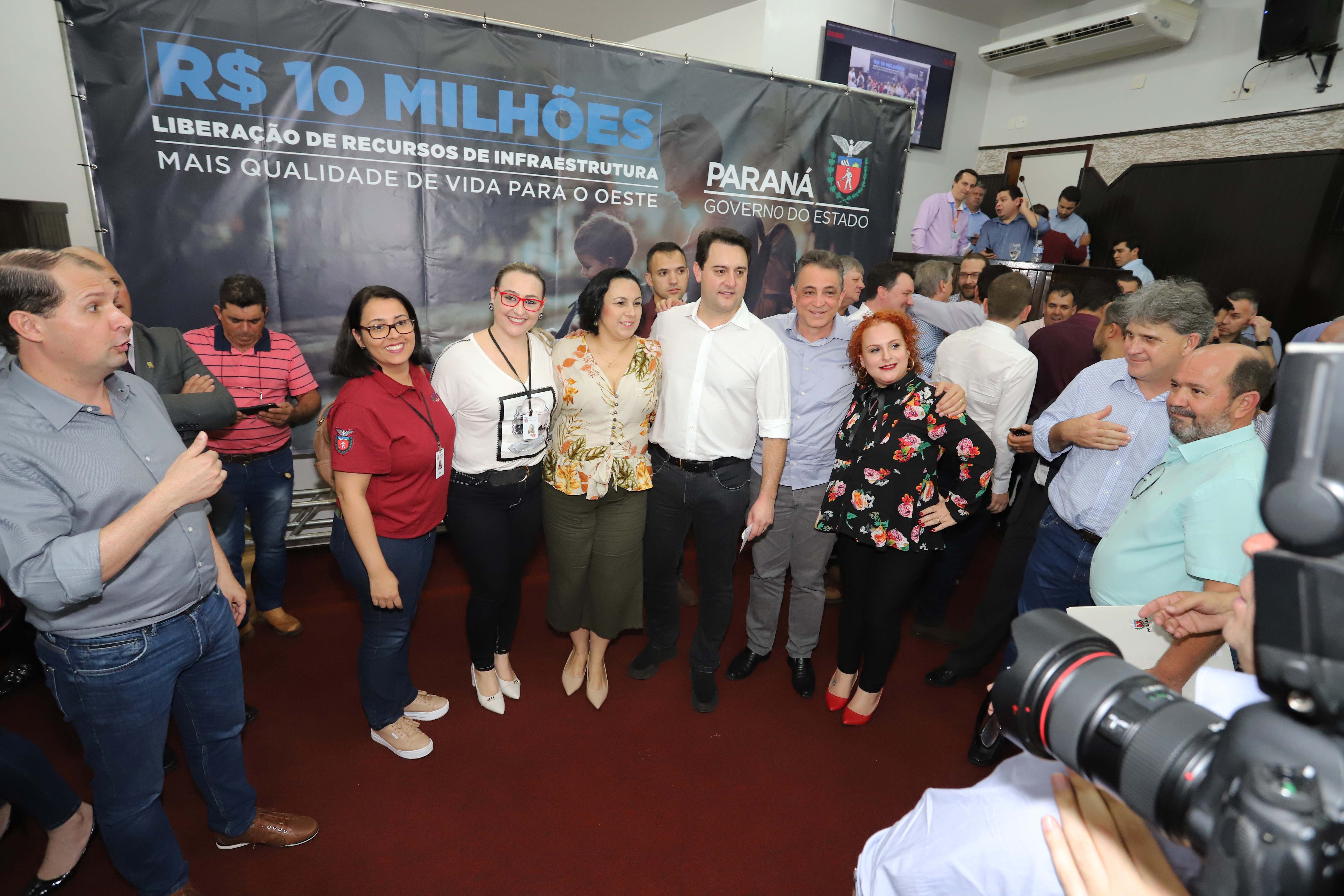 GOVERNADOR LIBERA RECURSOS PARA TOLEDO E REGIÃO. O governador Carlos Massa Ratinho Junior participa nesta sexta-feira (09), em na câmara de Toledo, a liberação de recursos para municípios da região Oeste. Participaram: prefeito de Toledo, Lucio De Marchi; secretário Chefe da Casa Civil, Guto Silva; de Desenvolvimento Urbano, João Carlos Ortega; do Planejamento, Valdemar Jorge e da Infraestrutura e Logística, Sandro Alex; deputados e demais autoridades.Toledo, 09-08-19.Foto: Arnaldo Alves / ANPr.