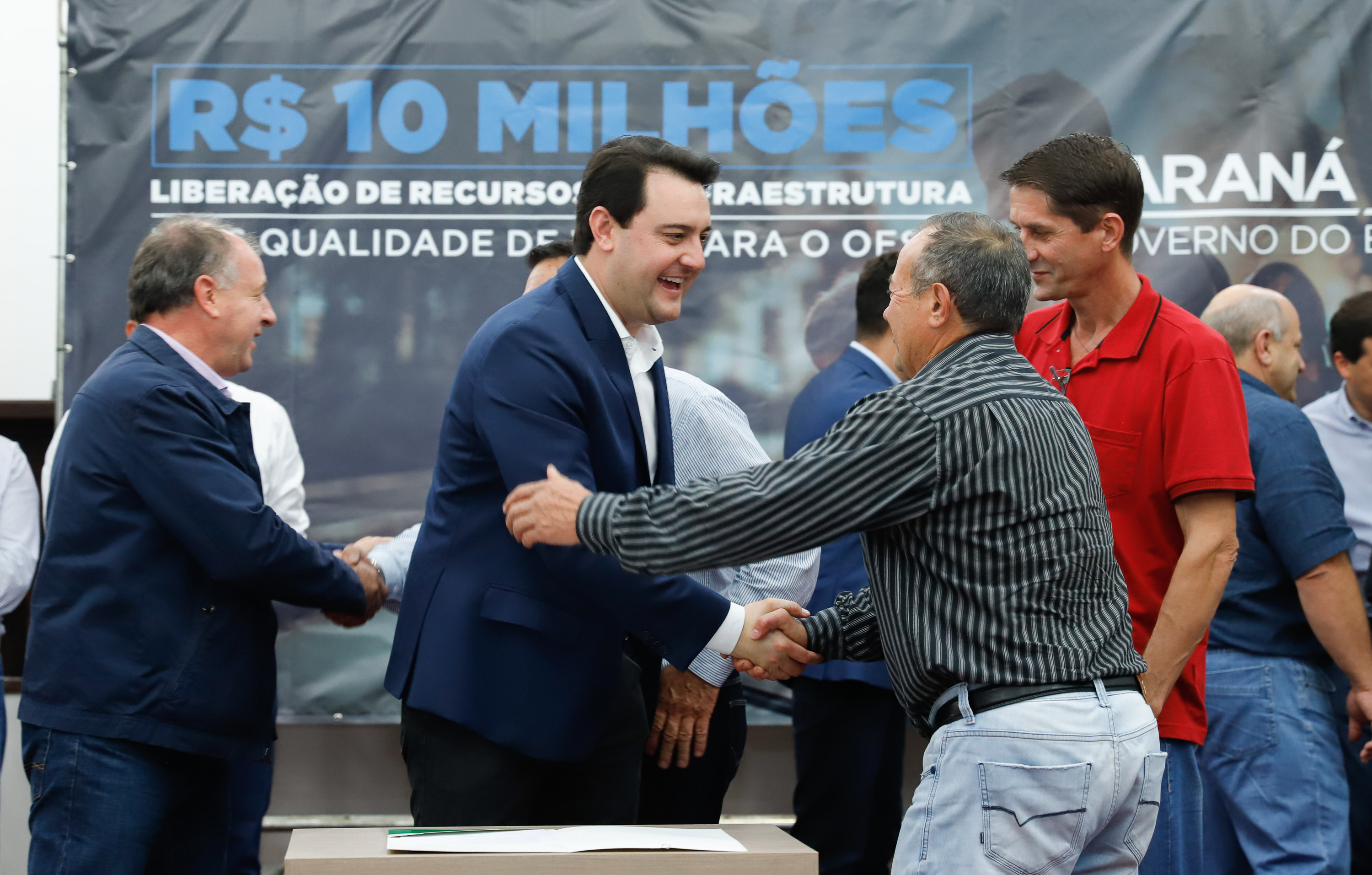 Novos veículos, ruas pavimentadas, construção de escola, de quadra de esportes e de barracões industriais estão entre os investimentos que 24 municípios do Oeste do Paraná farão com apoio do Governo do Estado. O governador Carlos Massa Ratinho Junior esteve nesta sexta-feira (09) em Toledo para assinar as licitações e homologações dos projetos.