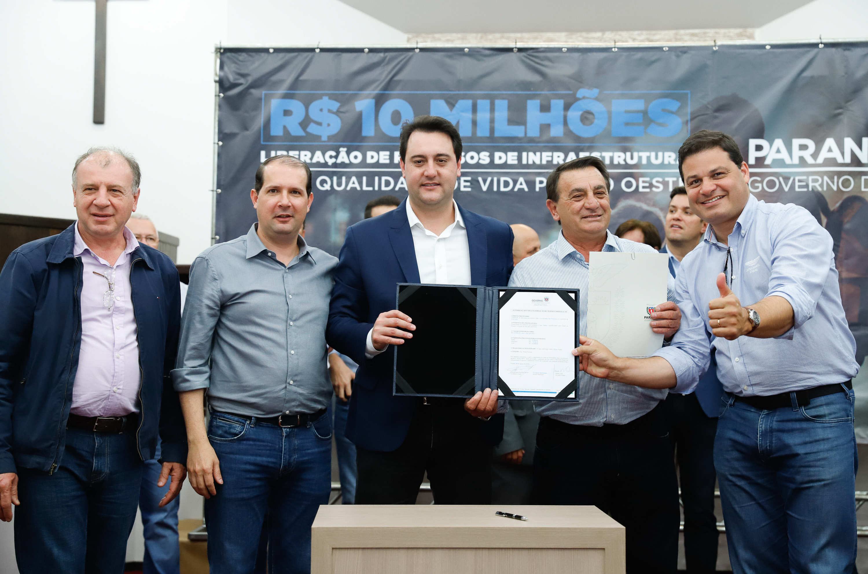 Novos veículos, ruas pavimentadas, construção de escola, de quadra de esportes e de barracões industriais estão entre os investimentos que 24 municípios do Oeste do Paraná farão com apoio do Governo do Estado. O governador Carlos Massa Ratinho Junior esteve nesta sexta-feira (09) em Toledo para assinar as licitações e homologações dos projetos.