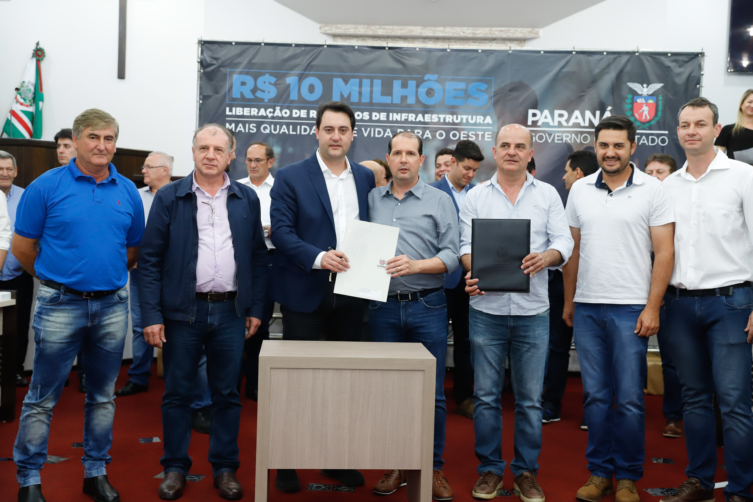 Novos veículos, ruas pavimentadas, construção de escola, de quadra de esportes e de barracões industriais estão entre os investimentos que 24 municípios do Oeste do Paraná farão com apoio do Governo do Estado. O governador Carlos Massa Ratinho Junior esteve nesta sexta-feira (09) em Toledo para assinar as licitações e homologações dos projetos.