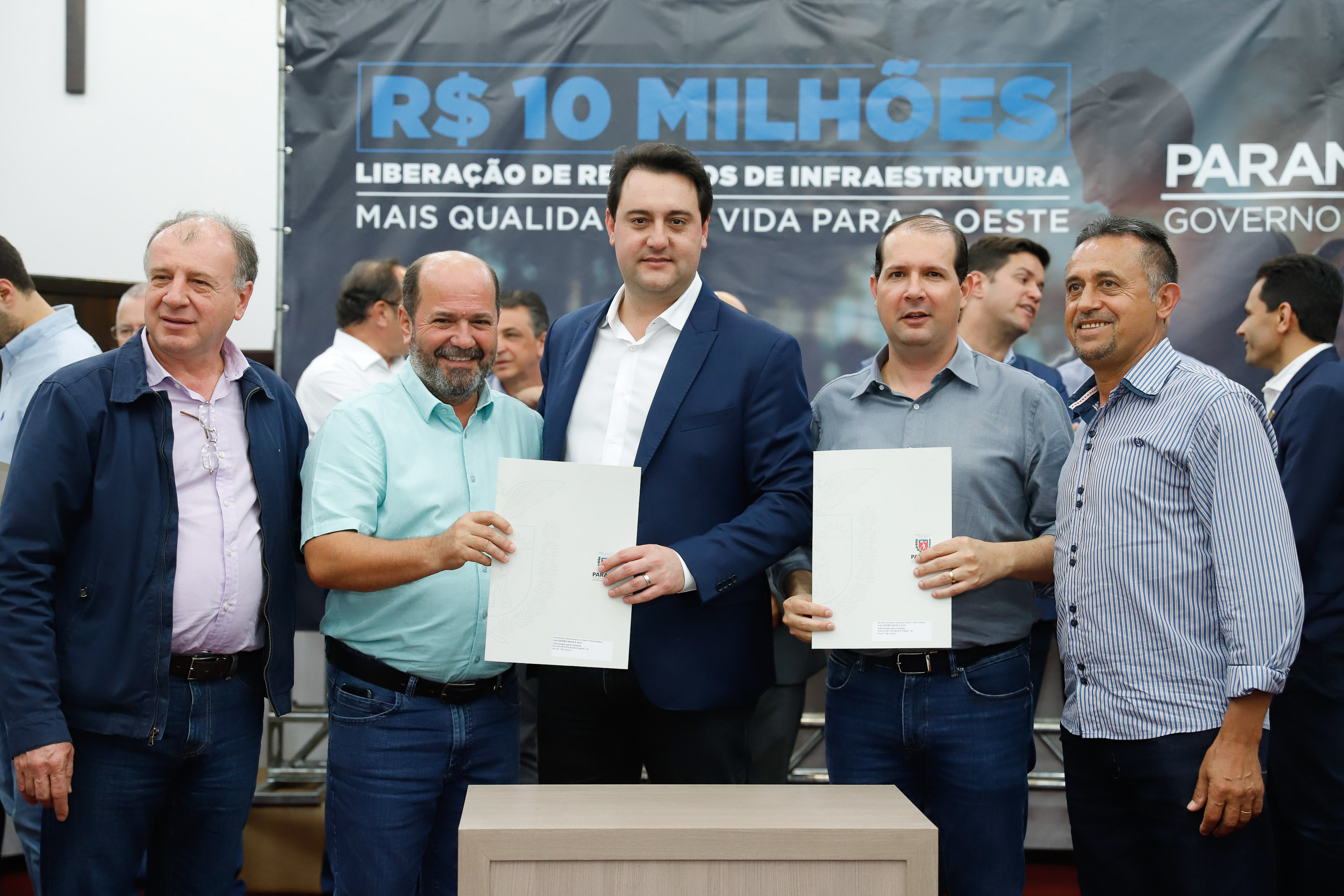 Novos veículos, ruas pavimentadas, construção de escola, de quadra de esportes e de barracões industriais estão entre os investimentos que 24 municípios do Oeste do Paraná farão com apoio do Governo do Estado. O governador Carlos Massa Ratinho Junior esteve nesta sexta-feira (09) em Toledo para assinar as licitações e homologações dos projetos.