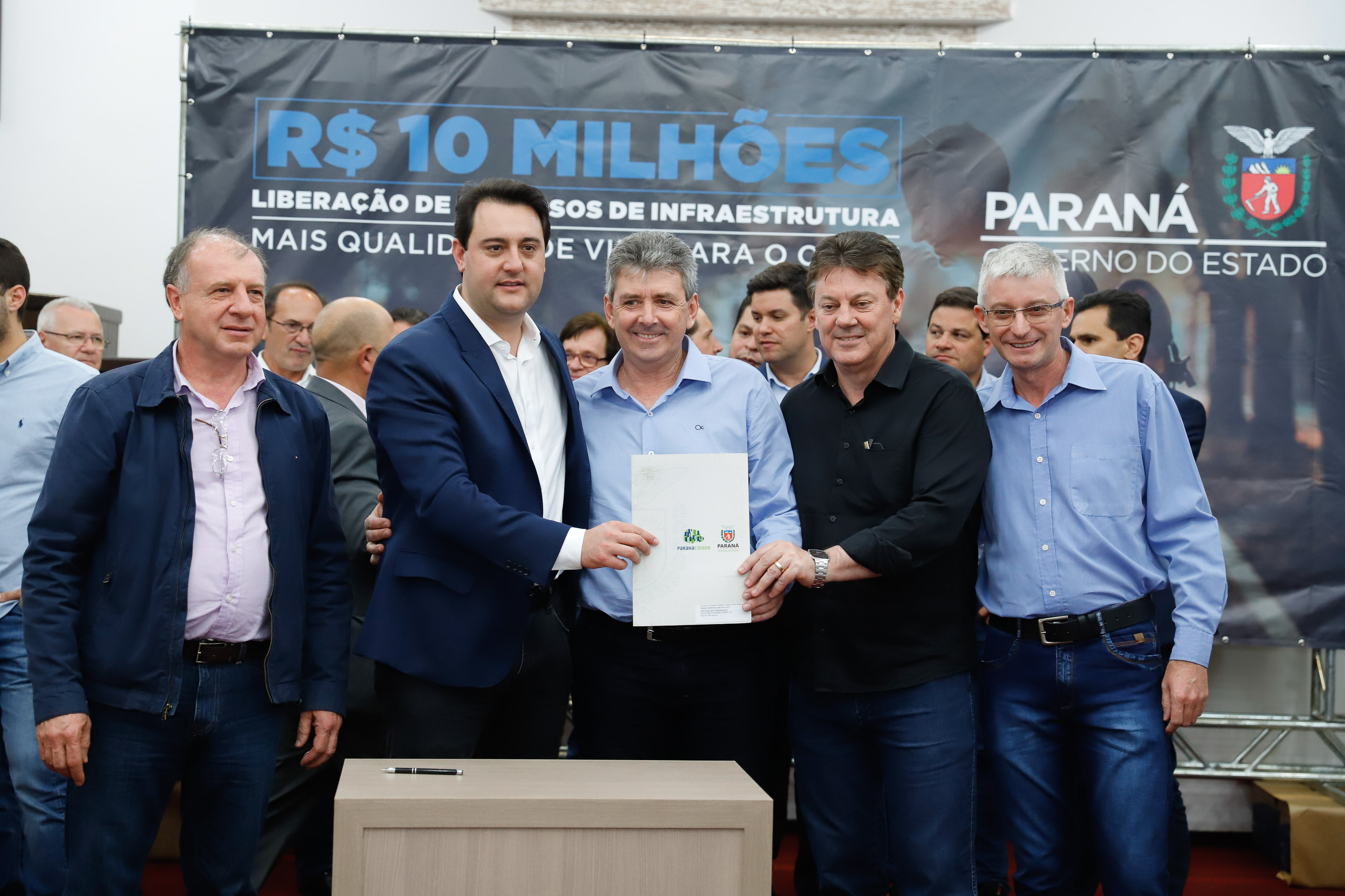 Novos veículos, ruas pavimentadas, construção de escola, de quadra de esportes e de barracões industriais estão entre os investimentos que 24 municípios do Oeste do Paraná farão com apoio do Governo do Estado. O governador Carlos Massa Ratinho Junior esteve nesta sexta-feira (09) em Toledo para assinar as licitações e homologações dos projetos.