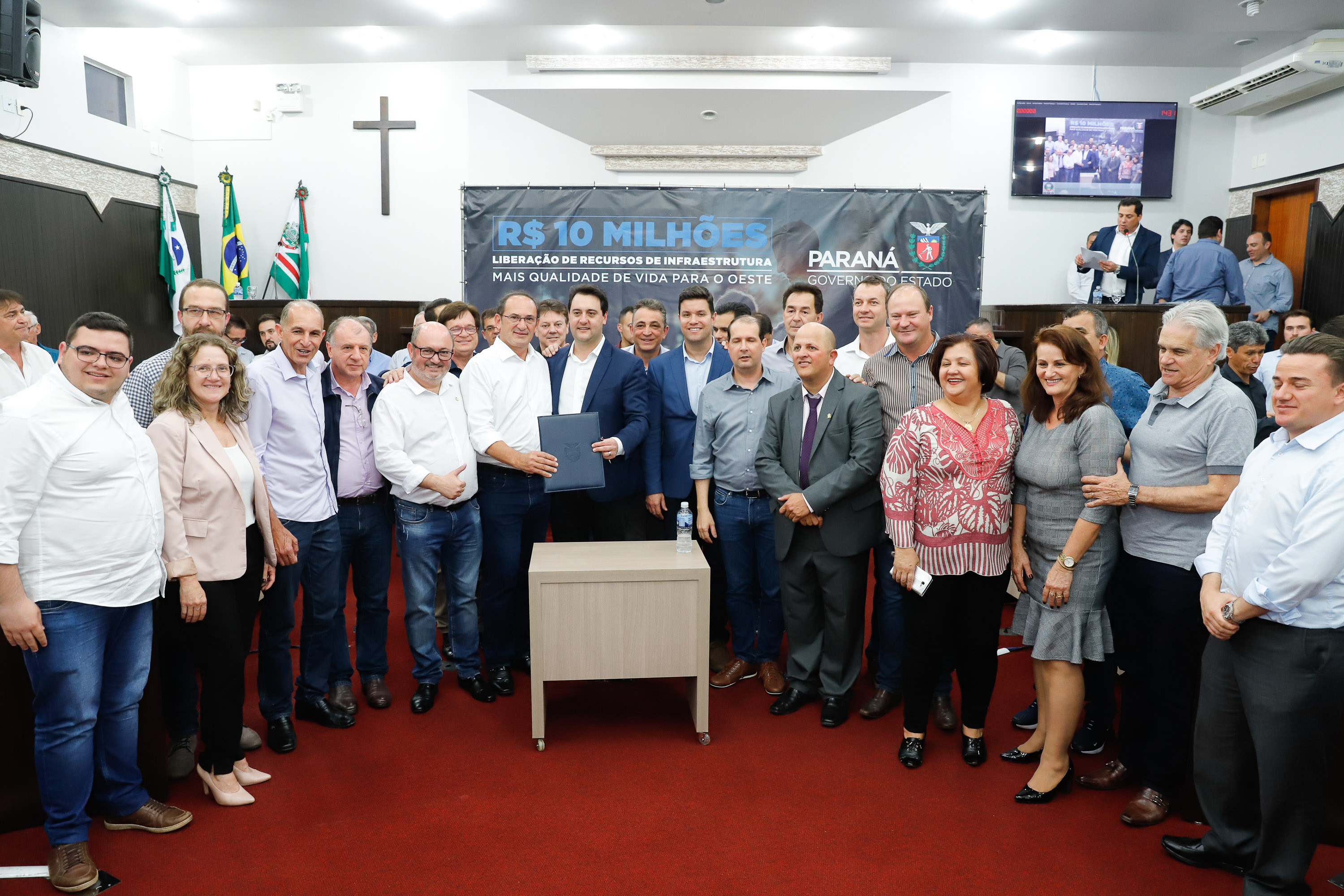 Novos veículos, ruas pavimentadas, construção de escola, de quadra de esportes e de barracões industriais estão entre os investimentos que 24 municípios do Oeste do Paraná farão com apoio do Governo do Estado. O governador Carlos Massa Ratinho Junior esteve nesta sexta-feira (09) em Toledo para assinar as licitações e homologações dos projetos.