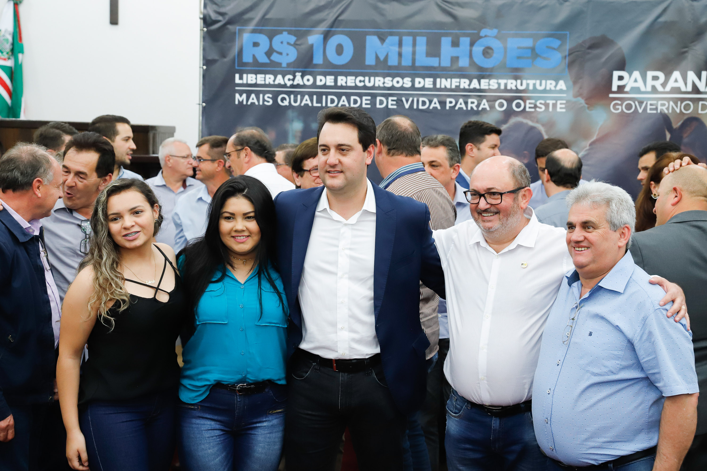 Novos veículos, ruas pavimentadas, construção de escola, de quadra de esportes e de barracões industriais estão entre os investimentos que 24 municípios do Oeste do Paraná farão com apoio do Governo do Estado. O governador Carlos Massa Ratinho Junior esteve nesta sexta-feira (09) em Toledo para assinar as licitações e homologações dos projetos.