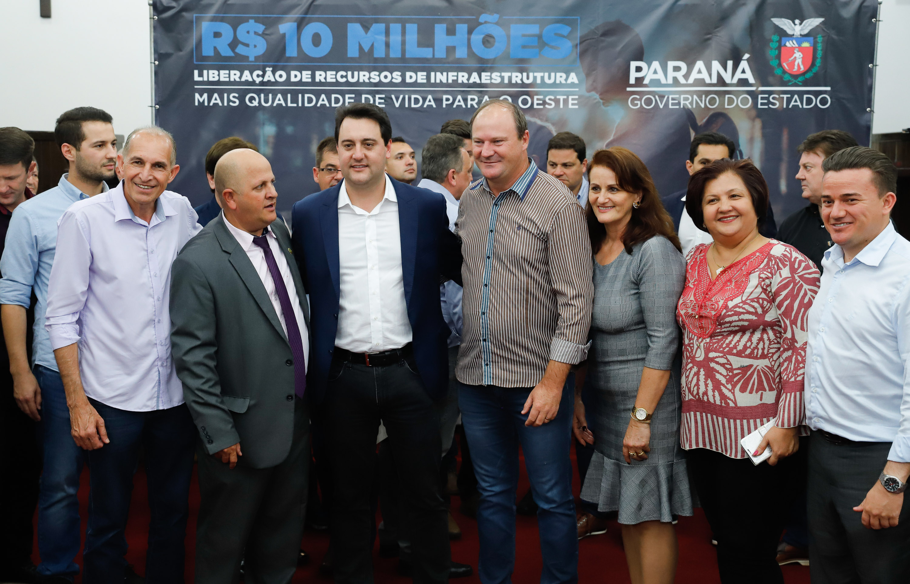 Novos veículos, ruas pavimentadas, construção de escola, de quadra de esportes e de barracões industriais estão entre os investimentos que 24 municípios do Oeste do Paraná farão com apoio do Governo do Estado. O governador Carlos Massa Ratinho Junior esteve nesta sexta-feira (09) em Toledo para assinar as licitações e homologações dos projetos.