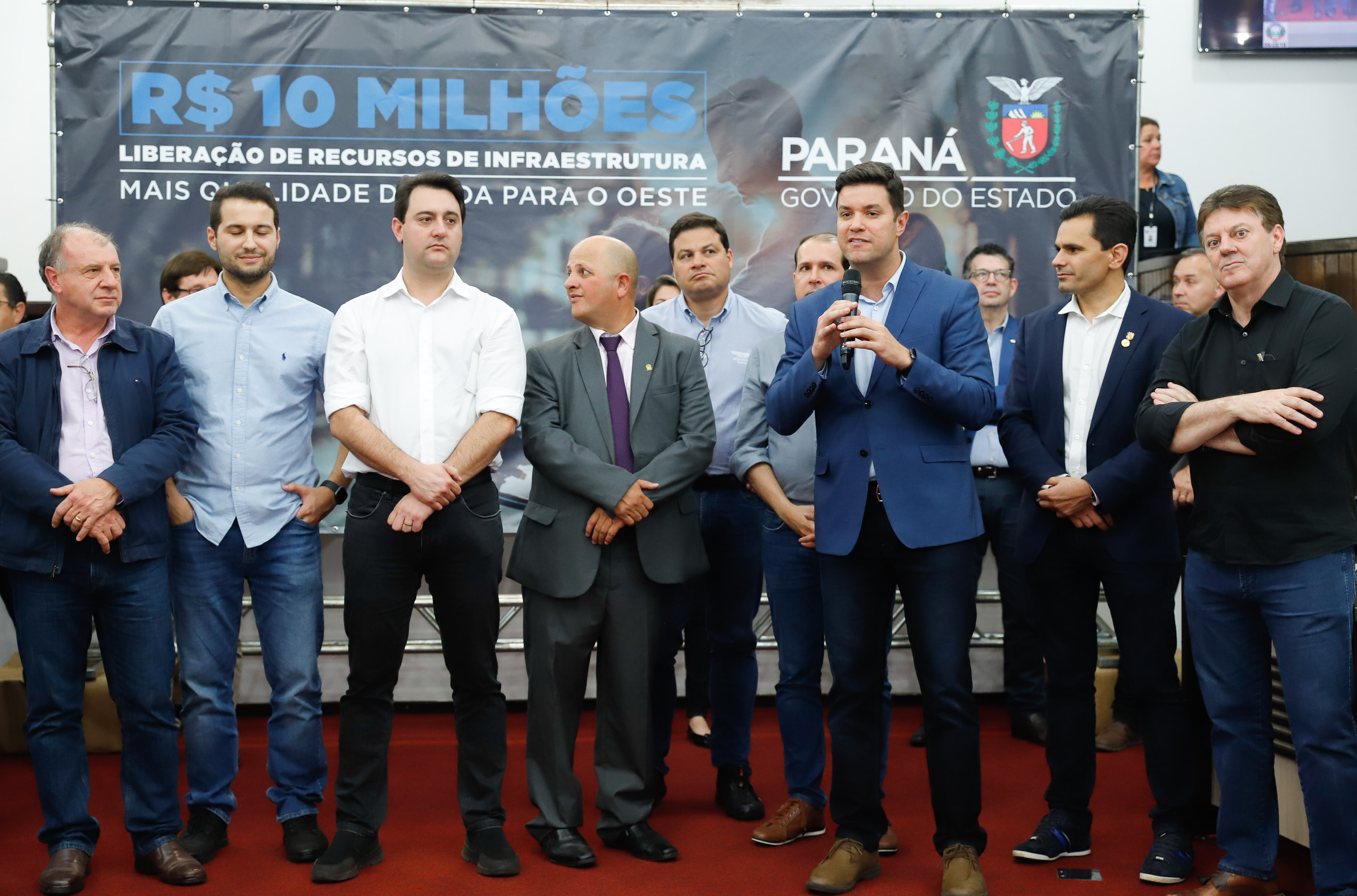 Novos veículos, ruas pavimentadas, construção de escola, de quadra de esportes e de barracões industriais estão entre os investimentos que 24 municípios do Oeste do Paraná farão com apoio do Governo do Estado. O governador Carlos Massa Ratinho Junior esteve nesta sexta-feira (09) em Toledo para assinar as licitações e homologações dos projetos.