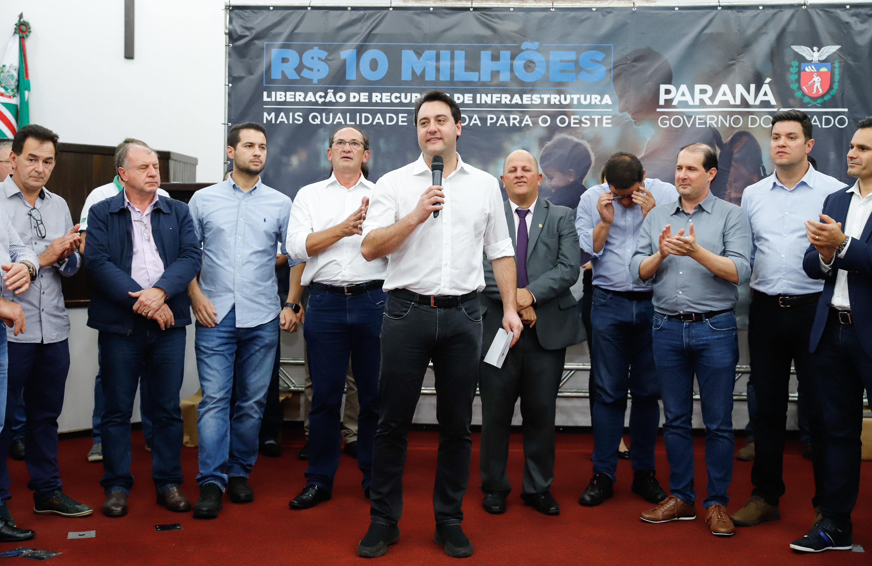 Novos veículos, ruas pavimentadas, construção de escola, de quadra de esportes e de barracões industriais estão entre os investimentos que 24 municípios do Oeste do Paraná farão com apoio do Governo do Estado. O governador Carlos Massa Ratinho Junior esteve nesta sexta-feira (09) em Toledo para assinar as licitações e homologações dos projetos.