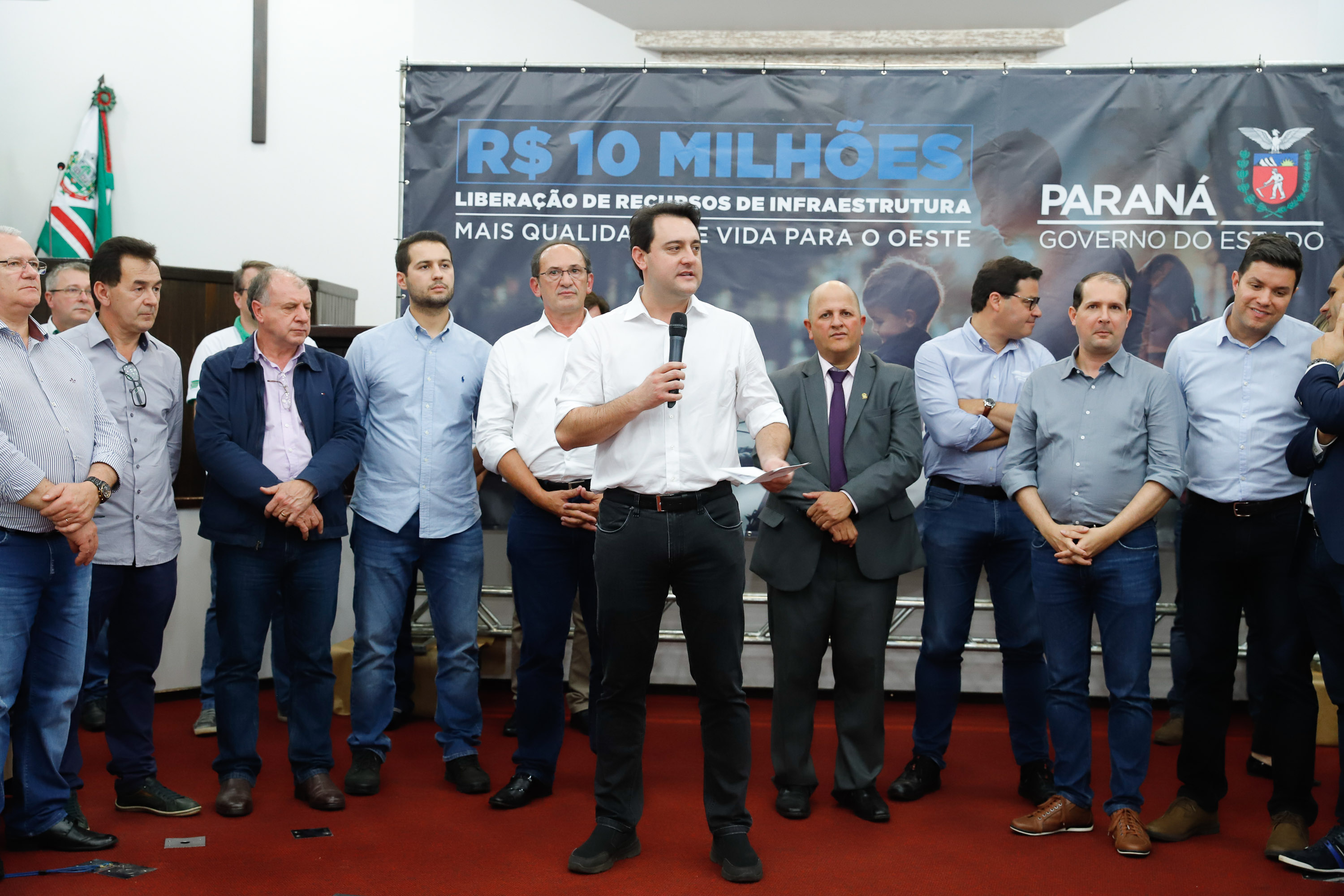 Novos veículos, ruas pavimentadas, construção de escola, de quadra de esportes e de barracões industriais estão entre os investimentos que 24 municípios do Oeste do Paraná farão com apoio do Governo do Estado. O governador Carlos Massa Ratinho Junior esteve nesta sexta-feira (09) em Toledo para assinar as licitações e homologações dos projetos.