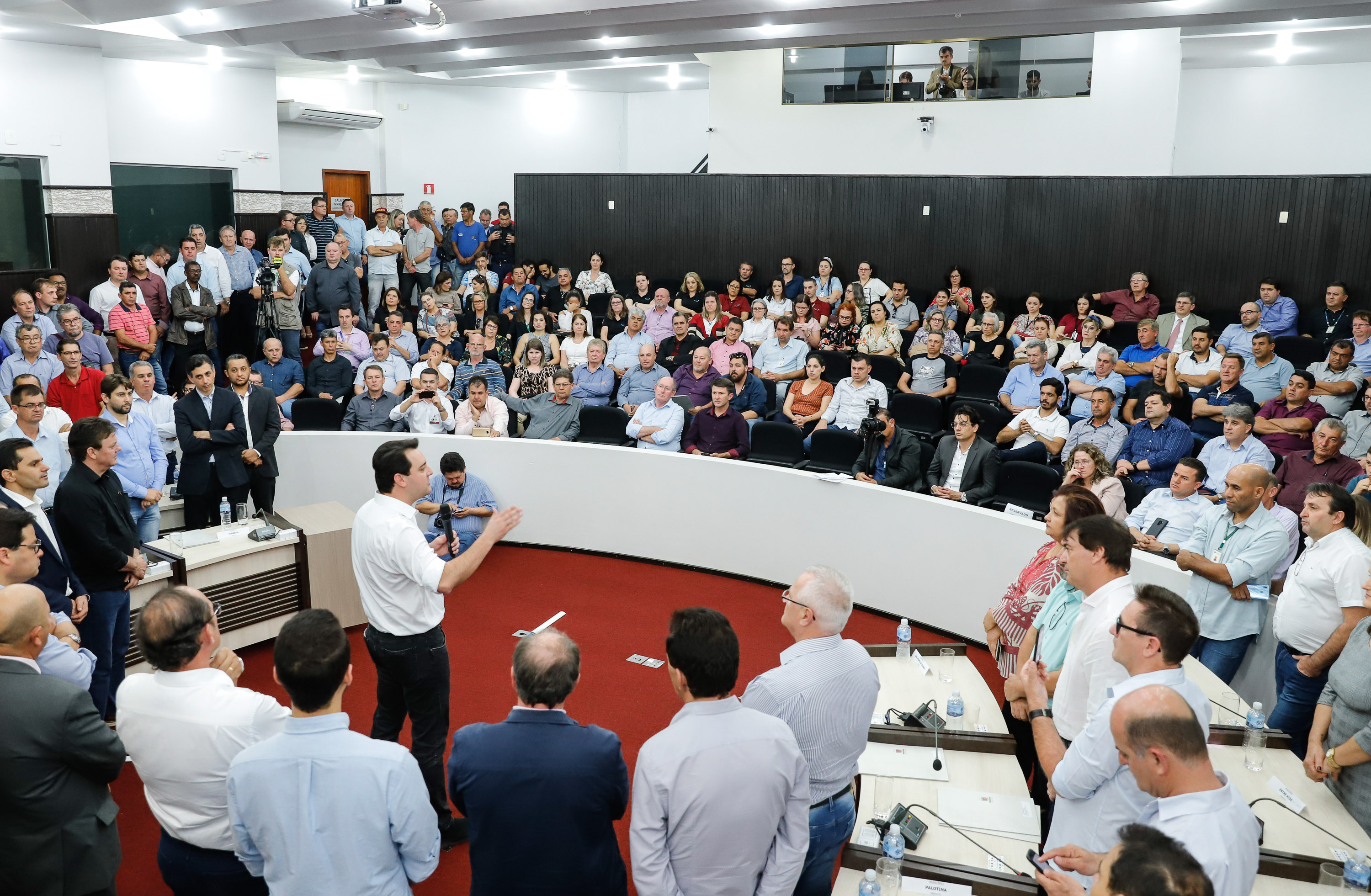 Novos veículos, ruas pavimentadas, construção de escola, de quadra de esportes e de barracões industriais estão entre os investimentos que 24 municípios do Oeste do Paraná farão com apoio do Governo do Estado. O governador Carlos Massa Ratinho Junior esteve nesta sexta-feira (09) em Toledo para assinar as licitações e homologações dos projetos.