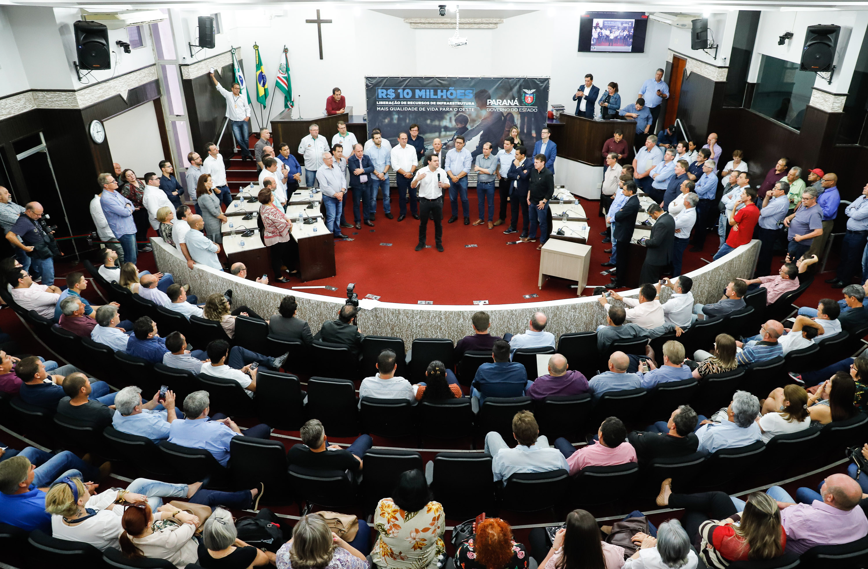 Novos veículos, ruas pavimentadas, construção de escola, de quadra de esportes e de barracões industriais estão entre os investimentos que 24 municípios do Oeste do Paraná farão com apoio do Governo do Estado. O governador Carlos Massa Ratinho Junior esteve nesta sexta-feira (09) em Toledo para assinar as licitações e homologações dos projetos.