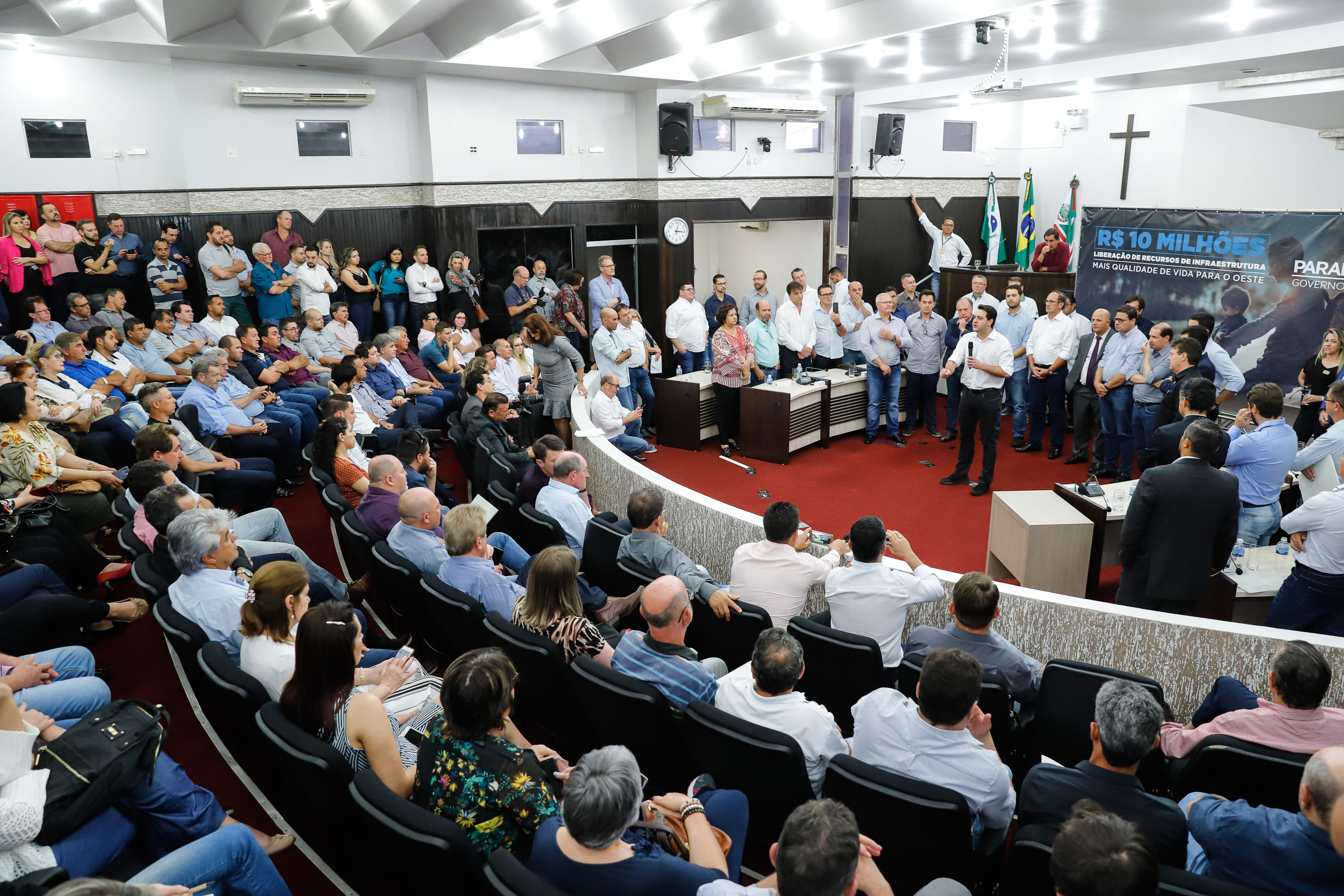 Novos veículos, ruas pavimentadas, construção de escola, de quadra de esportes e de barracões industriais estão entre os investimentos que 24 municípios do Oeste do Paraná farão com apoio do Governo do Estado. O governador Carlos Massa Ratinho Junior esteve nesta sexta-feira (09) em Toledo para assinar as licitações e homologações dos projetos.