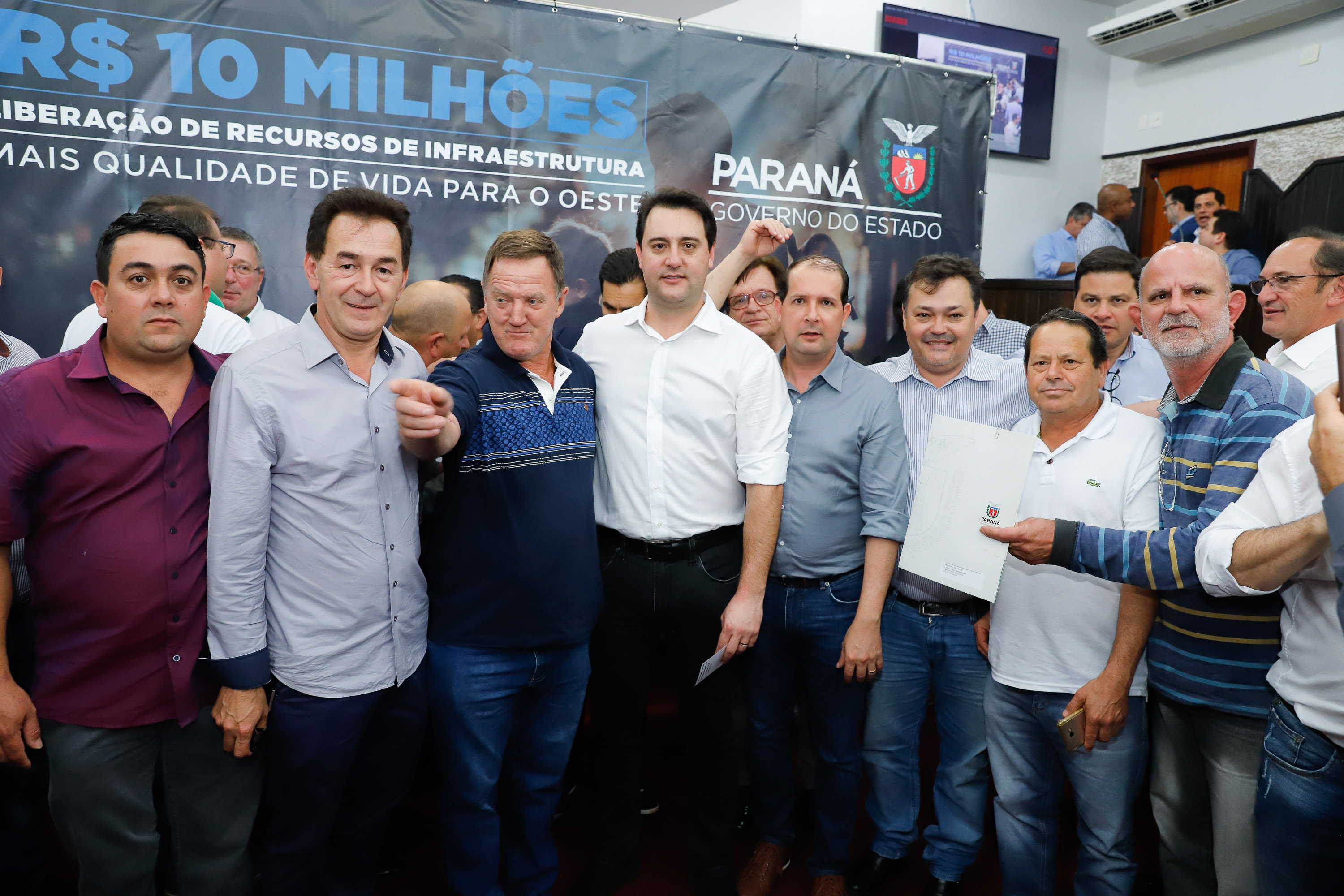 Novos veículos, ruas pavimentadas, construção de escola, de quadra de esportes e de barracões industriais estão entre os investimentos que 24 municípios do Oeste do Paraná farão com apoio do Governo do Estado. O governador Carlos Massa Ratinho Junior esteve nesta sexta-feira (09) em Toledo para assinar as licitações e homologações dos projetos.