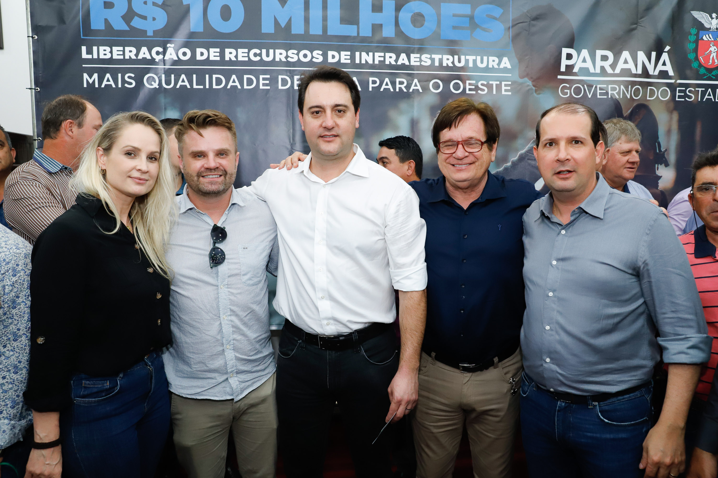 Novos veículos, ruas pavimentadas, construção de escola, de quadra de esportes e de barracões industriais estão entre os investimentos que 24 municípios do Oeste do Paraná farão com apoio do Governo do Estado. O governador Carlos Massa Ratinho Junior esteve nesta sexta-feira (09) em Toledo para assinar as licitações e homologações dos projetos.