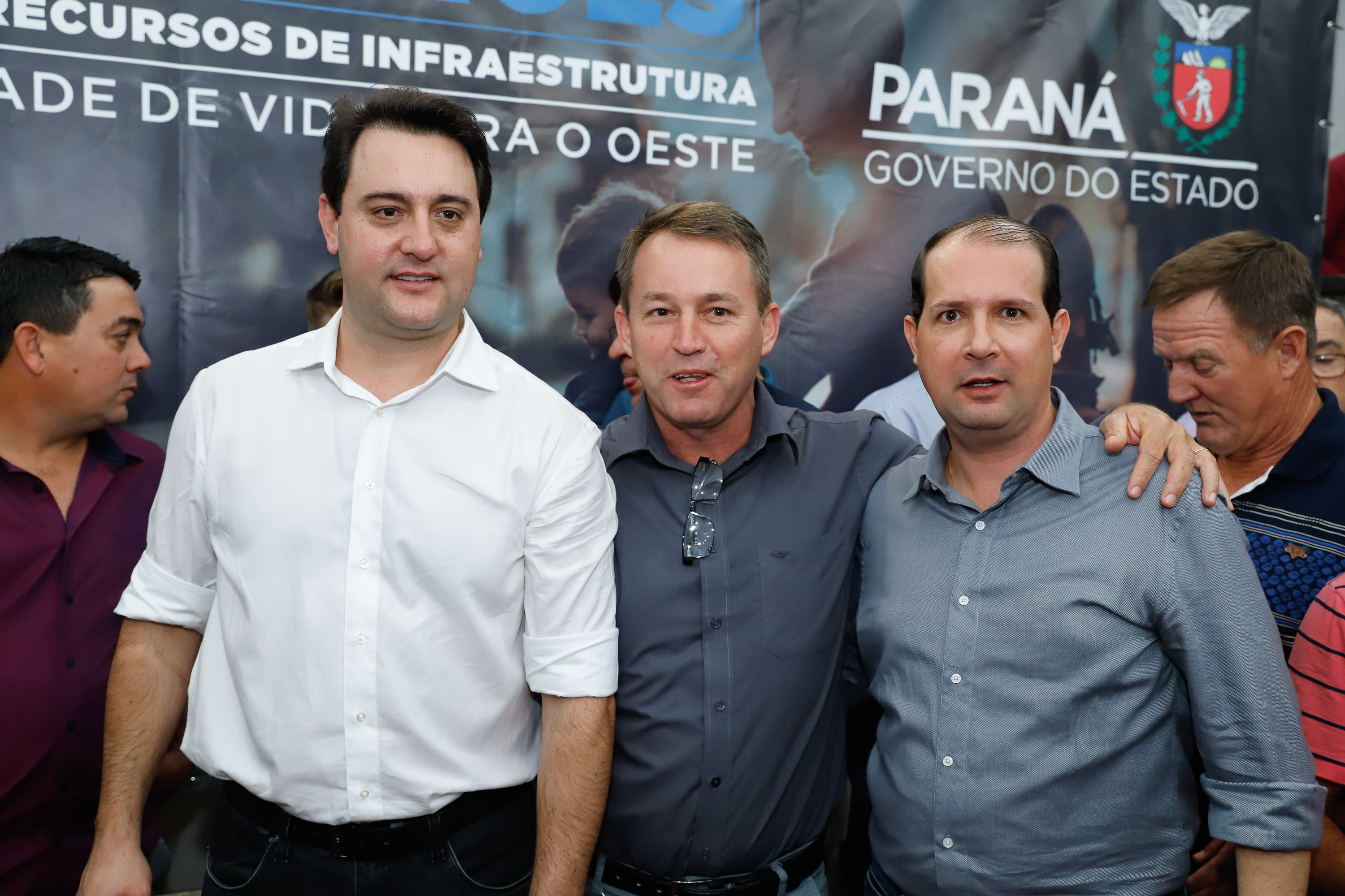 Novos veículos, ruas pavimentadas, construção de escola, de quadra de esportes e de barracões industriais estão entre os investimentos que 24 municípios do Oeste do Paraná farão com apoio do Governo do Estado. O governador Carlos Massa Ratinho Junior esteve nesta sexta-feira (09) em Toledo para assinar as licitações e homologações dos projetos.