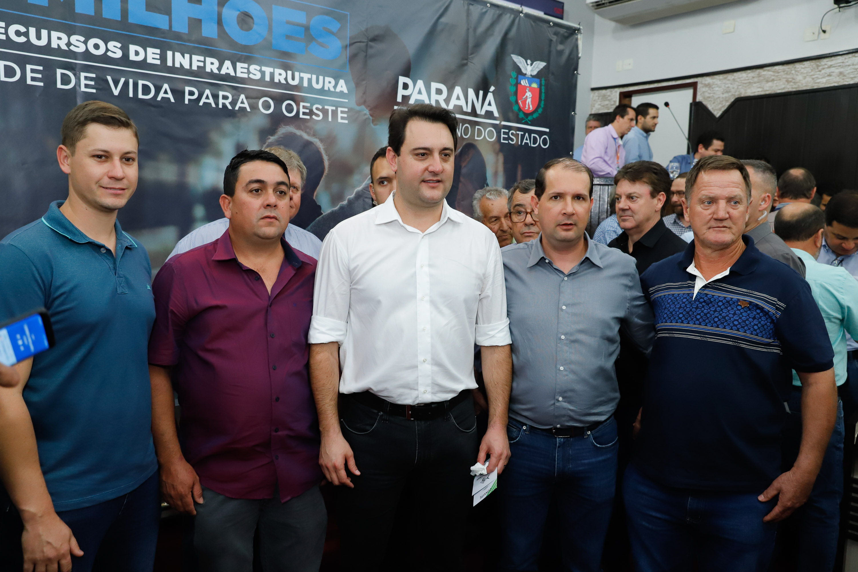 Novos veículos, ruas pavimentadas, construção de escola, de quadra de esportes e de barracões industriais estão entre os investimentos que 24 municípios do Oeste do Paraná farão com apoio do Governo do Estado. O governador Carlos Massa Ratinho Junior esteve nesta sexta-feira (09) em Toledo para assinar as licitações e homologações dos projetos.