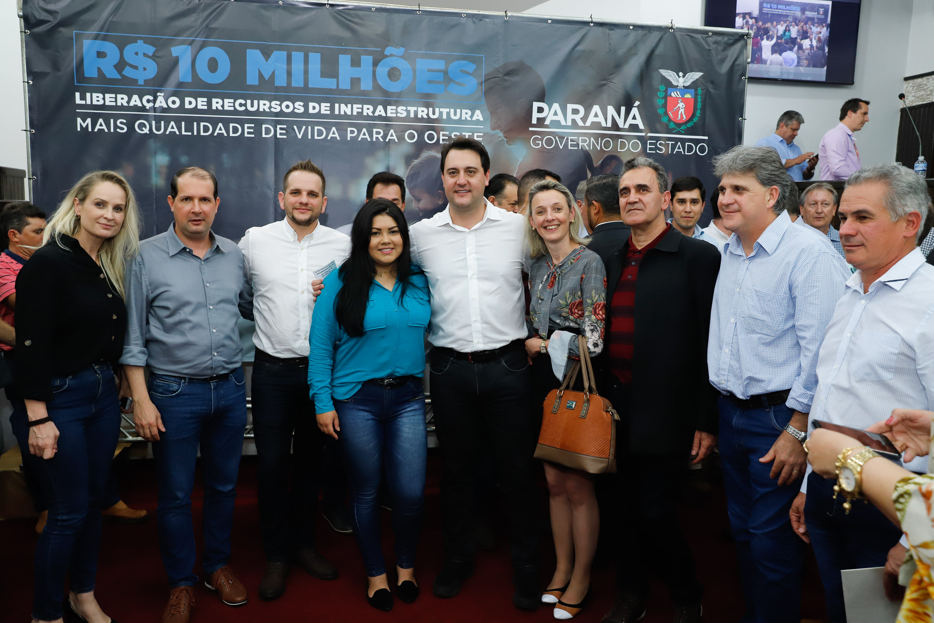 Novos veículos, ruas pavimentadas, construção de escola, de quadra de esportes e de barracões industriais estão entre os investimentos que 24 municípios do Oeste do Paraná farão com apoio do Governo do Estado. O governador Carlos Massa Ratinho Junior esteve nesta sexta-feira (09) em Toledo para assinar as licitações e homologações dos projetos.