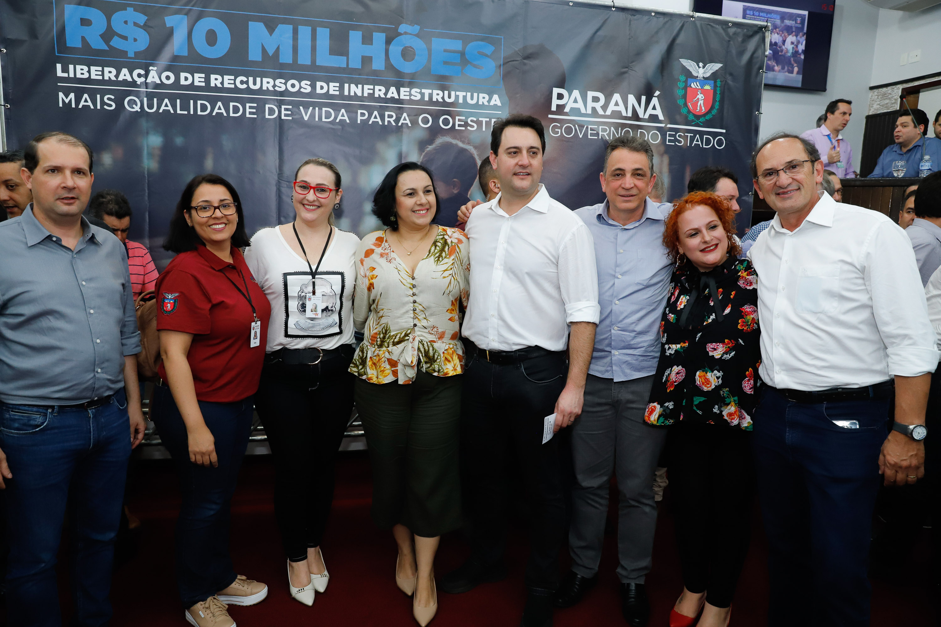 Novos veículos, ruas pavimentadas, construção de escola, de quadra de esportes e de barracões industriais estão entre os investimentos que 24 municípios do Oeste do Paraná farão com apoio do Governo do Estado. O governador Carlos Massa Ratinho Junior esteve nesta sexta-feira (09) em Toledo para assinar as licitações e homologações dos projetos.