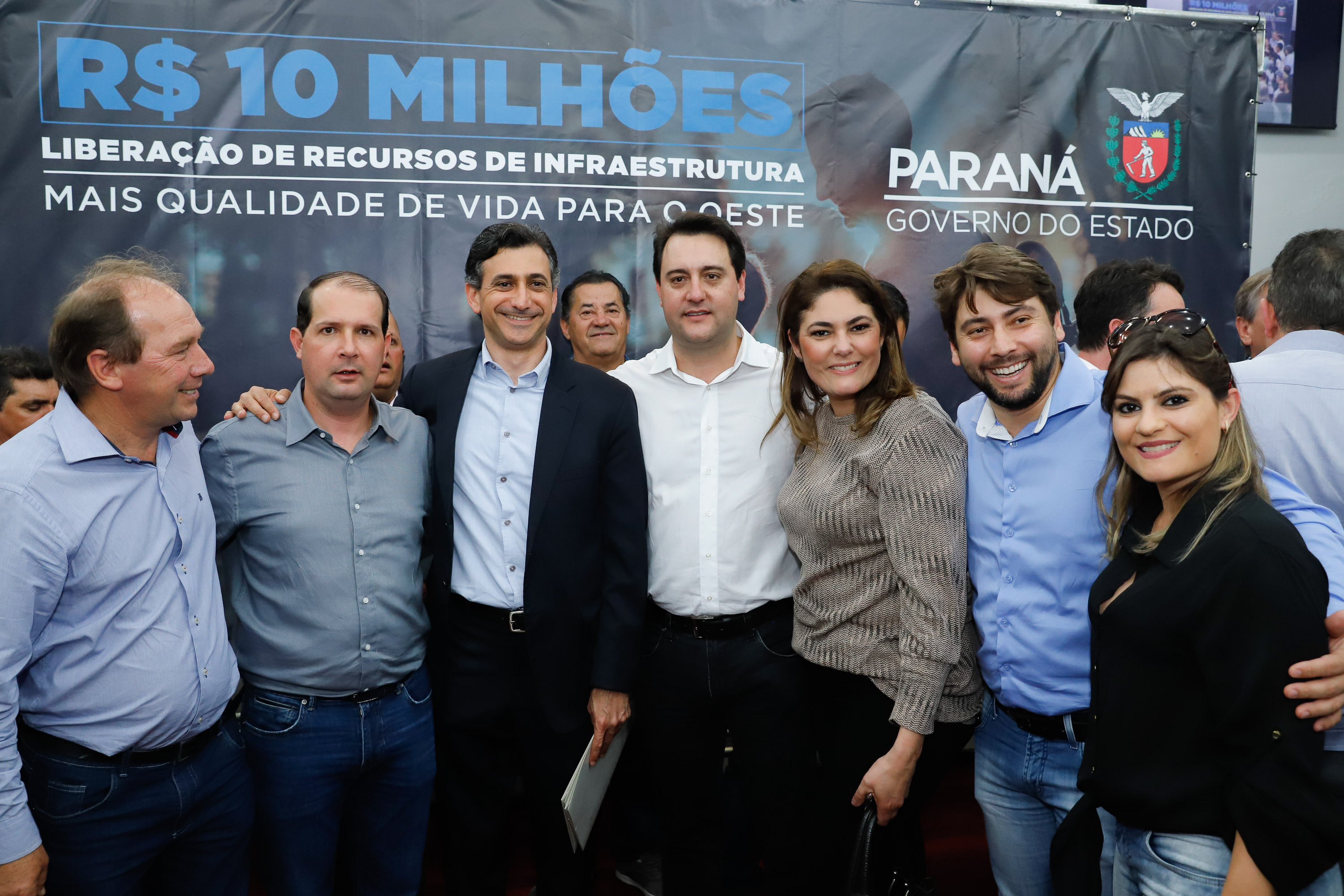 Novos veículos, ruas pavimentadas, construção de escola, de quadra de esportes e de barracões industriais estão entre os investimentos que 24 municípios do Oeste do Paraná farão com apoio do Governo do Estado. O governador Carlos Massa Ratinho Junior esteve nesta sexta-feira (09) em Toledo para assinar as licitações e homologações dos projetos.