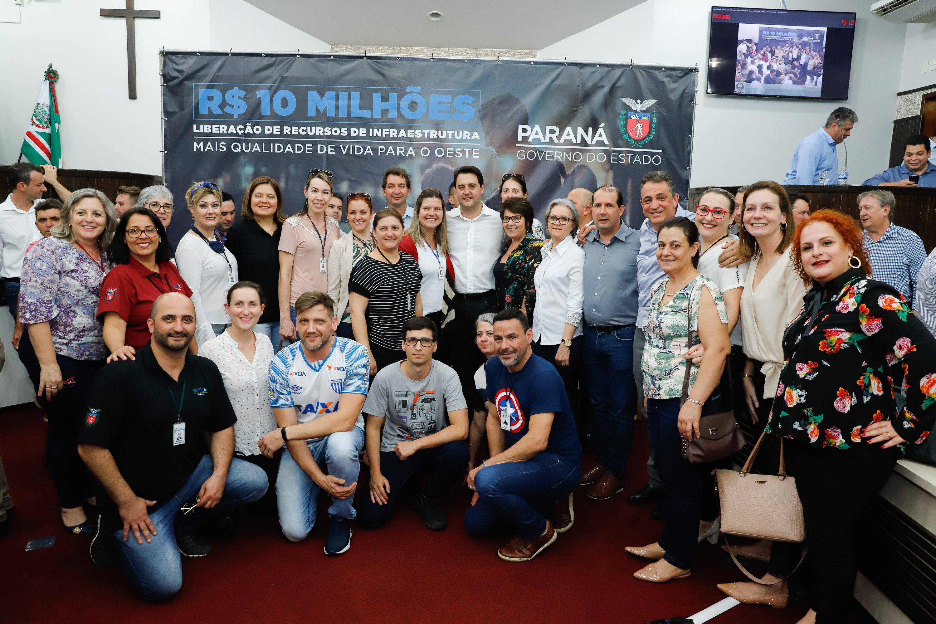 Novos veículos, ruas pavimentadas, construção de escola, de quadra de esportes e de barracões industriais estão entre os investimentos que 24 municípios do Oeste do Paraná farão com apoio do Governo do Estado. O governador Carlos Massa Ratinho Junior esteve nesta sexta-feira (09) em Toledo para assinar as licitações e homologações dos projetos.