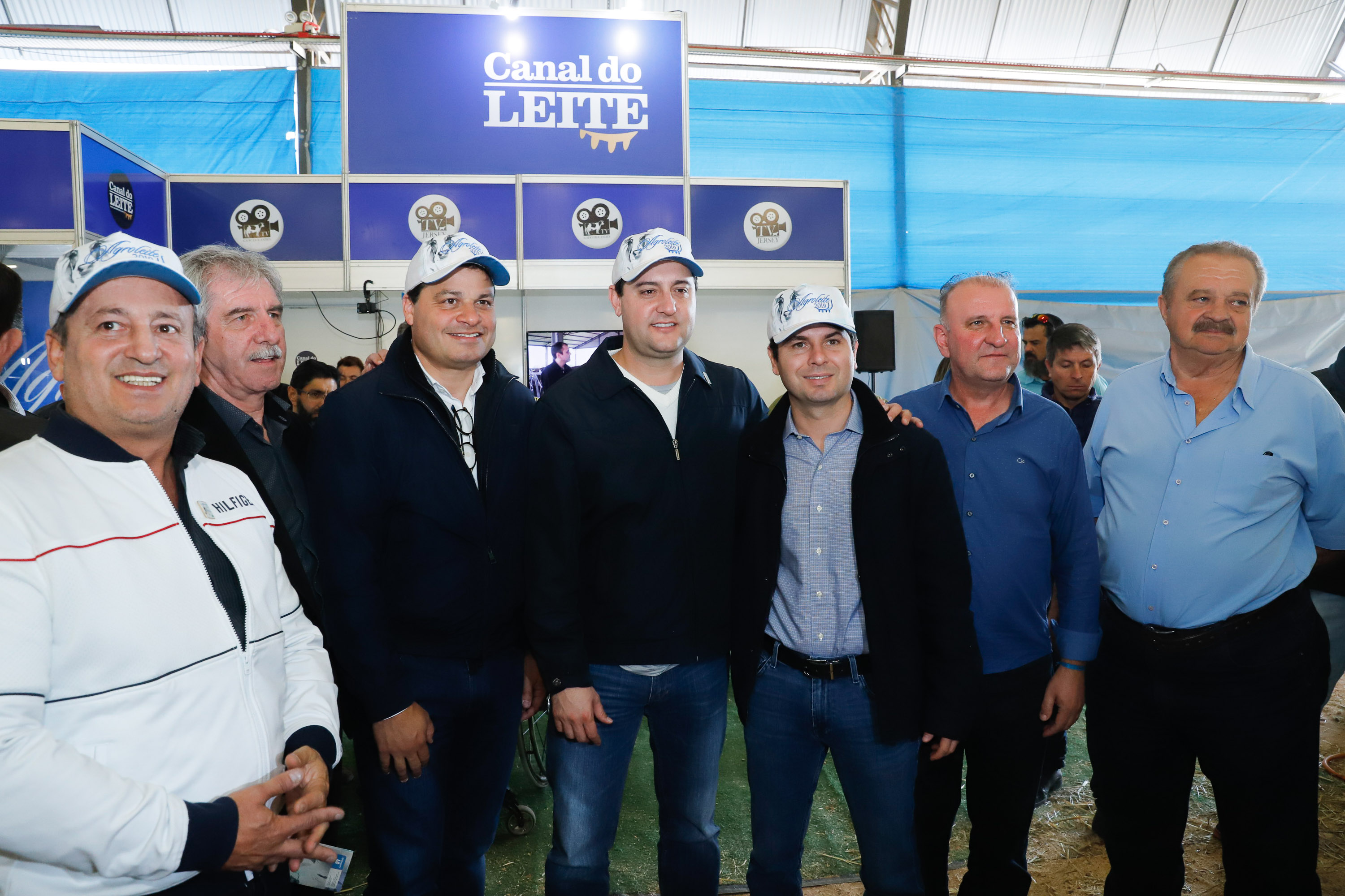O governador Carlos Massa Ratinho Junior reforçou nesta quinta-feira (15), na Agroleite, em Castro, a necessidade de o Paraná agregar tecnologia e industrialização à produção do leite, mantendo o Estado em uma posição de destaque no País. Em sua 19ª edição, a feira é uma das principais vitrines do Brasil de novas tecnologias para o setor.