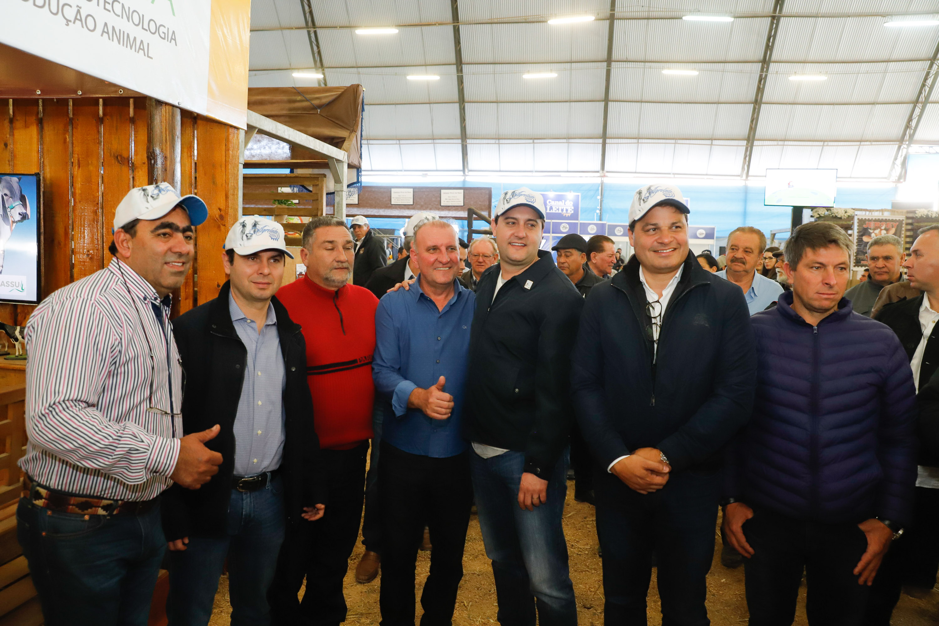 O governador Carlos Massa Ratinho Junior reforçou nesta quinta-feira (15), na Agroleite, em Castro, a necessidade de o Paraná agregar tecnologia e industrialização à produção do leite, mantendo o Estado em uma posição de destaque no País. Em sua 19ª edição, a feira é uma das principais vitrines do Brasil de novas tecnologias para o setor.
