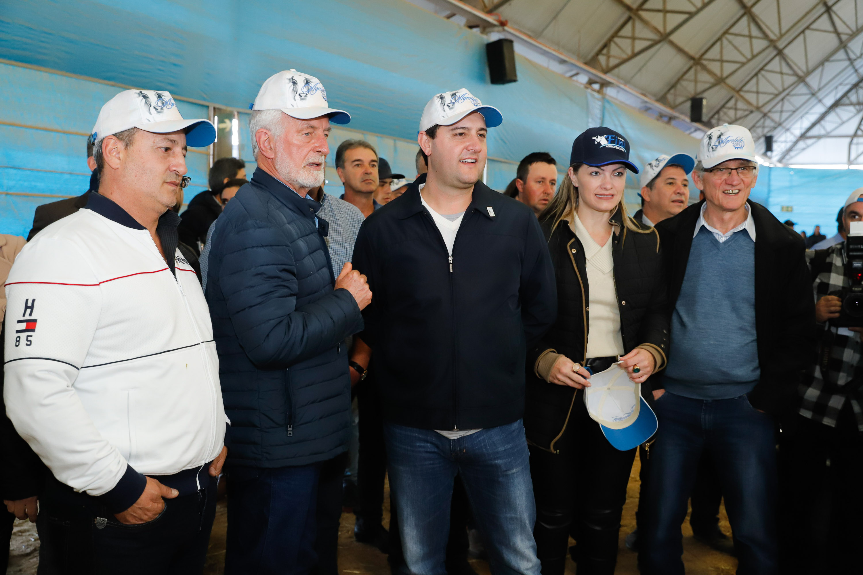 O governador Carlos Massa Ratinho Junior reforçou nesta quinta-feira (15), na Agroleite, em Castro, a necessidade de o Paraná agregar tecnologia e industrialização à produção do leite, mantendo o Estado em uma posição de destaque no País. Em sua 19ª edição, a feira é uma das principais vitrines do Brasil de novas tecnologias para o setor.