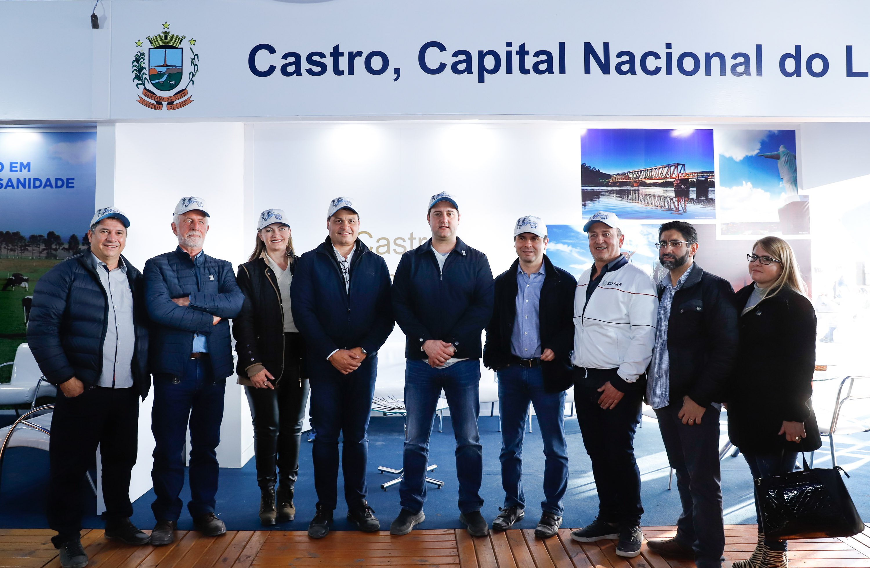 O governador Carlos Massa Ratinho Junior reforçou nesta quinta-feira (15), na Agroleite, em Castro, a necessidade de o Paraná agregar tecnologia e industrialização à produção do leite, mantendo o Estado em uma posição de destaque no País. Em sua 19ª edição, a feira é uma das principais vitrines do Brasil de novas tecnologias para o setor.