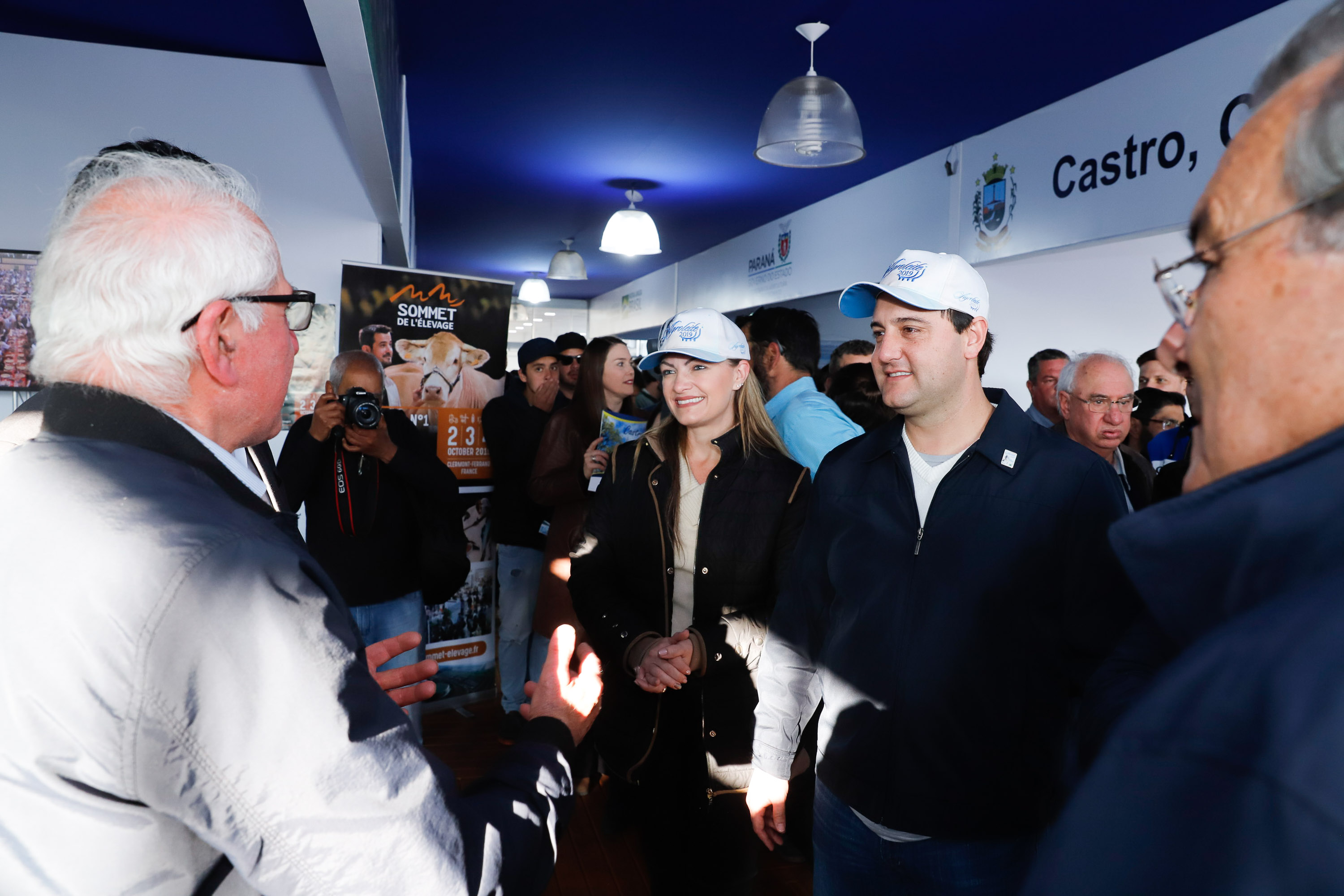 O governador Carlos Massa Ratinho Junior reforçou nesta quinta-feira (15), na Agroleite, em Castro, a necessidade de o Paraná agregar tecnologia e industrialização à produção do leite, mantendo o Estado em uma posição de destaque no País. Em sua 19ª edição, a feira é uma das principais vitrines do Brasil de novas tecnologias para o setor.