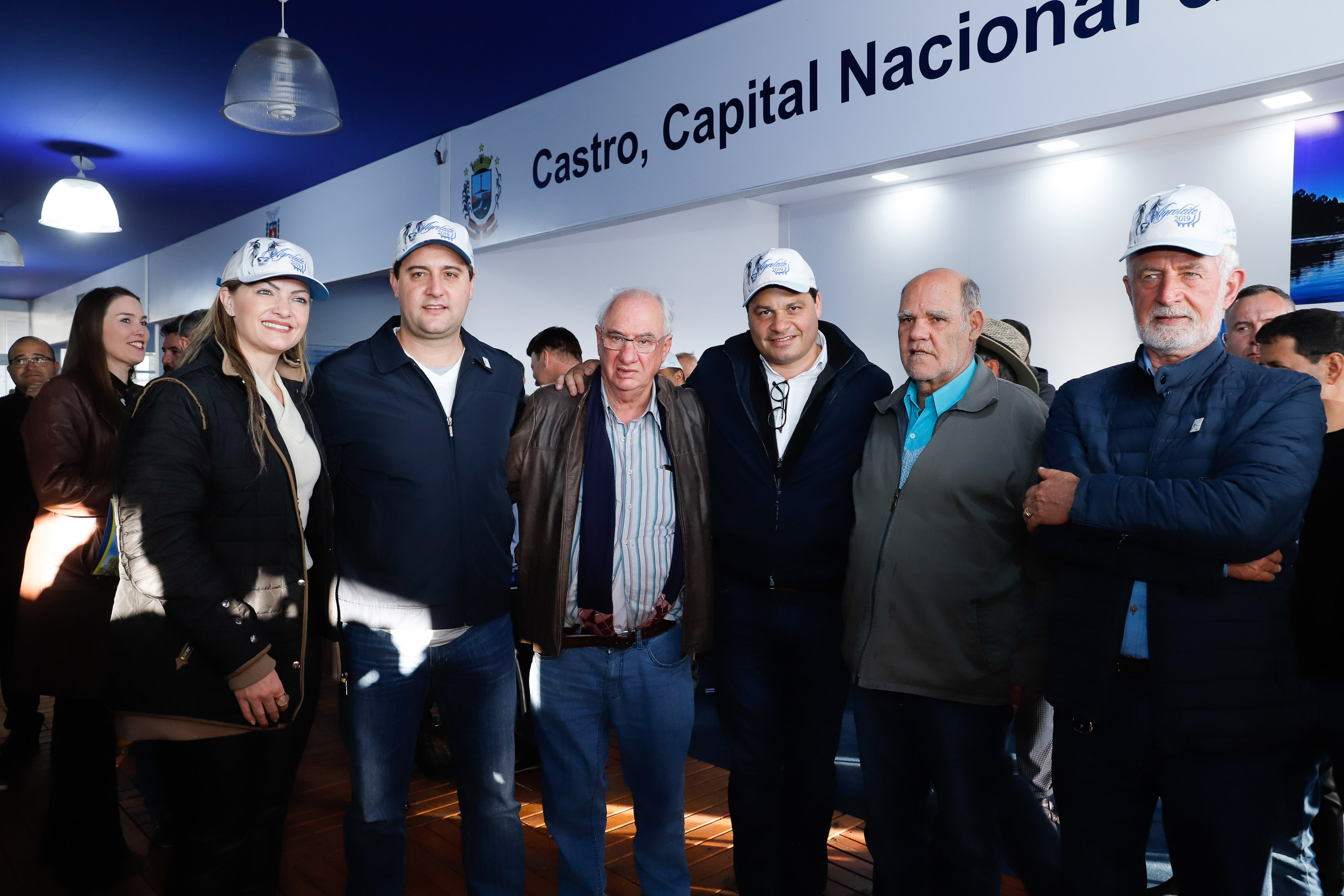 O governador Carlos Massa Ratinho Junior reforçou nesta quinta-feira (15), na Agroleite, em Castro, a necessidade de o Paraná agregar tecnologia e industrialização à produção do leite, mantendo o Estado em uma posição de destaque no País. Em sua 19ª edição, a feira é uma das principais vitrines do Brasil de novas tecnologias para o setor.