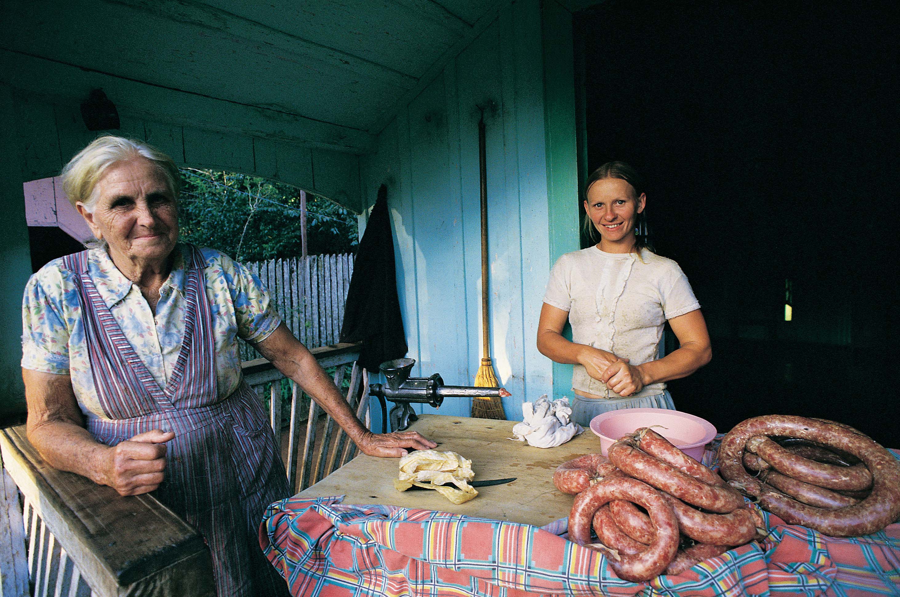 Senhoras Avelina e Lídia Marszal, filha e neta de imigrantes poloneses, Rio do Banho, Cruz Machado, PR, 1986. Foto: João Urban