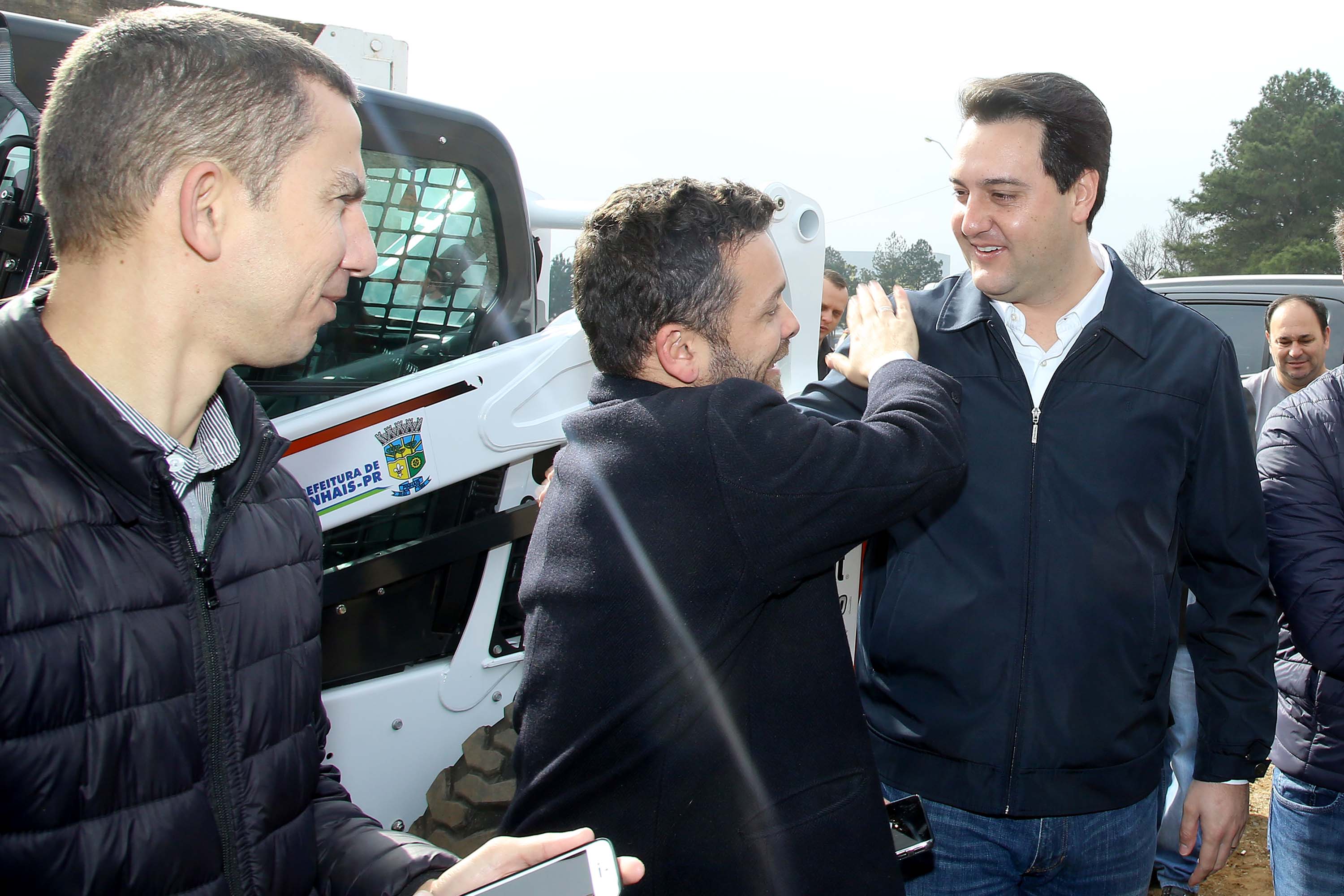 Pinhais, na Região Metropolitana de Curitiba, vai investir em construção de calçadas, compra de maquinários e reparos em escolas. O montante soma R$ 5,5 milhões e inbclui, também, a ampliação do sistema de abastecimento de água. Nesta sexta-feira (16), o governador Carlos Massa Ratinho Junior confirmou o pacote de investimento no município e destacou outras ações do Estado na Grande Curitiba.