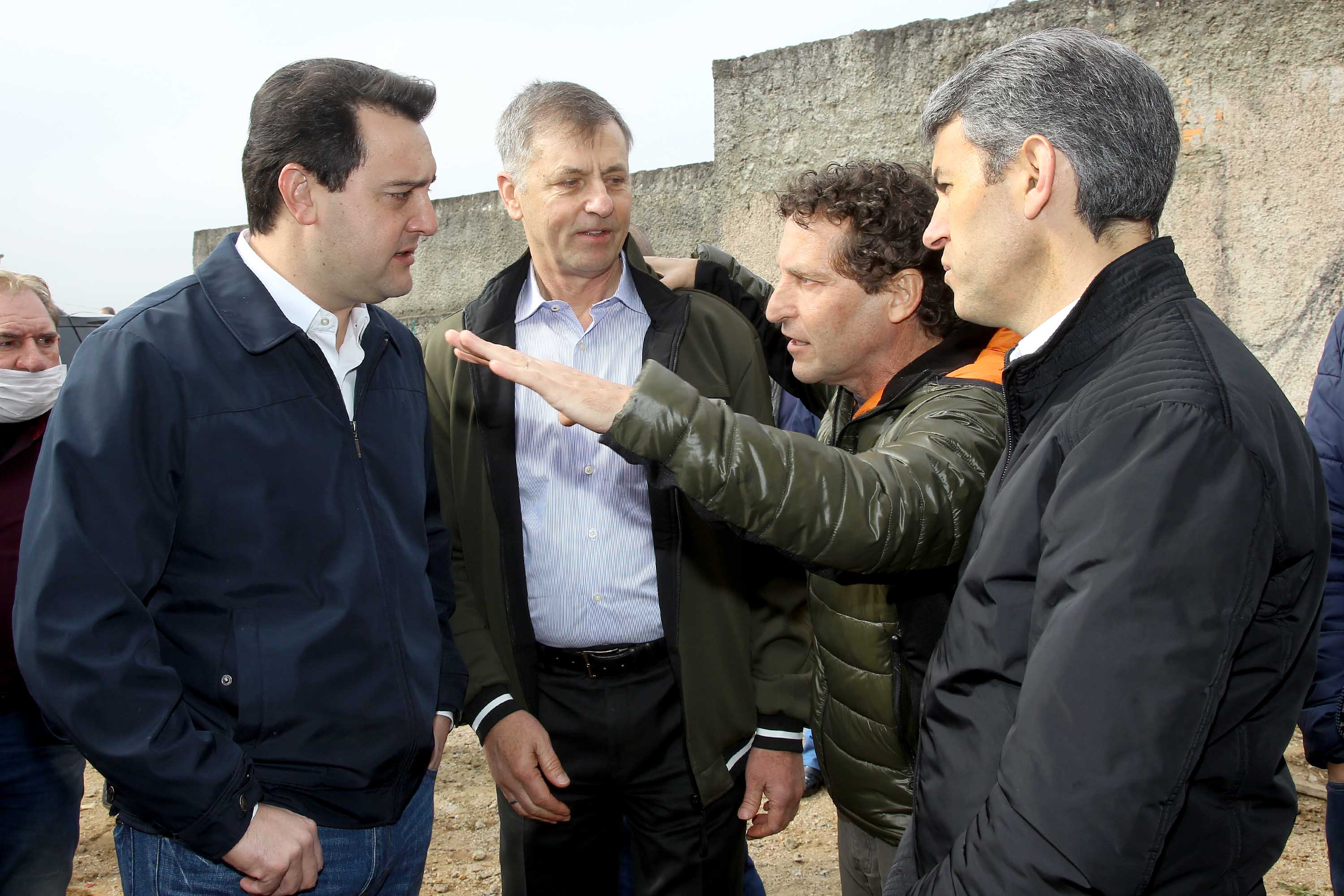 Pinhais, na Região Metropolitana de Curitiba, vai investir em construção de calçadas, compra de maquinários e reparos em escolas. O montante soma R$ 5,5 milhões e inbclui, também, a ampliação do sistema de abastecimento de água. Nesta sexta-feira (16), o governador Carlos Massa Ratinho Junior confirmou o pacote de investimento no município e destacou outras ações do Estado na Grande Curitiba.