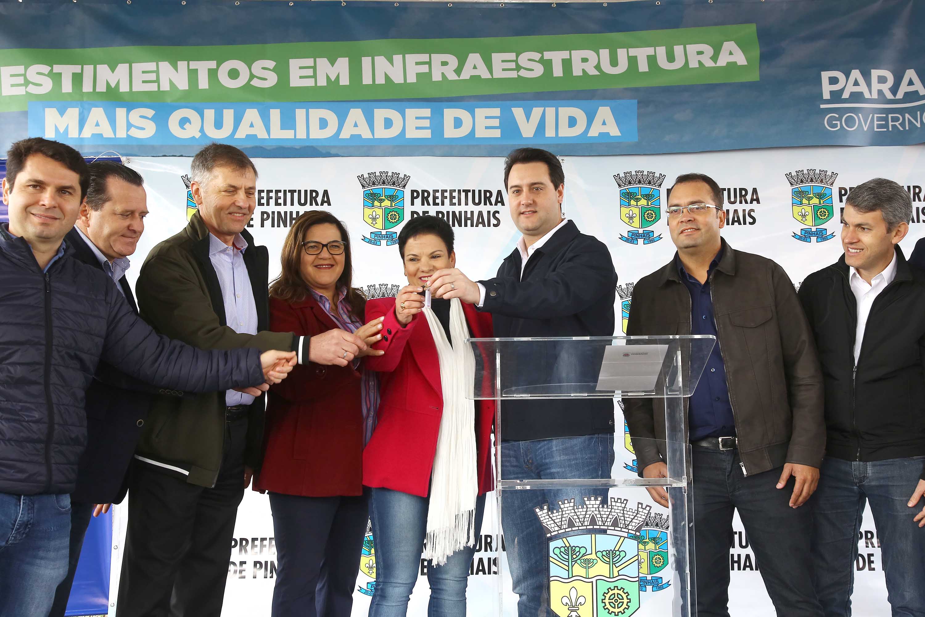 Pinhais, na Região Metropolitana de Curitiba, vai investir em construção de calçadas, compra de maquinários e reparos em escolas. O montante soma R$ 5,5 milhões e inbclui, também, a ampliação do sistema de abastecimento de água. Nesta sexta-feira (16), o governador Carlos Massa Ratinho Junior confirmou o pacote de investimento no município e destacou outras ações do Estado na Grande Curitiba.