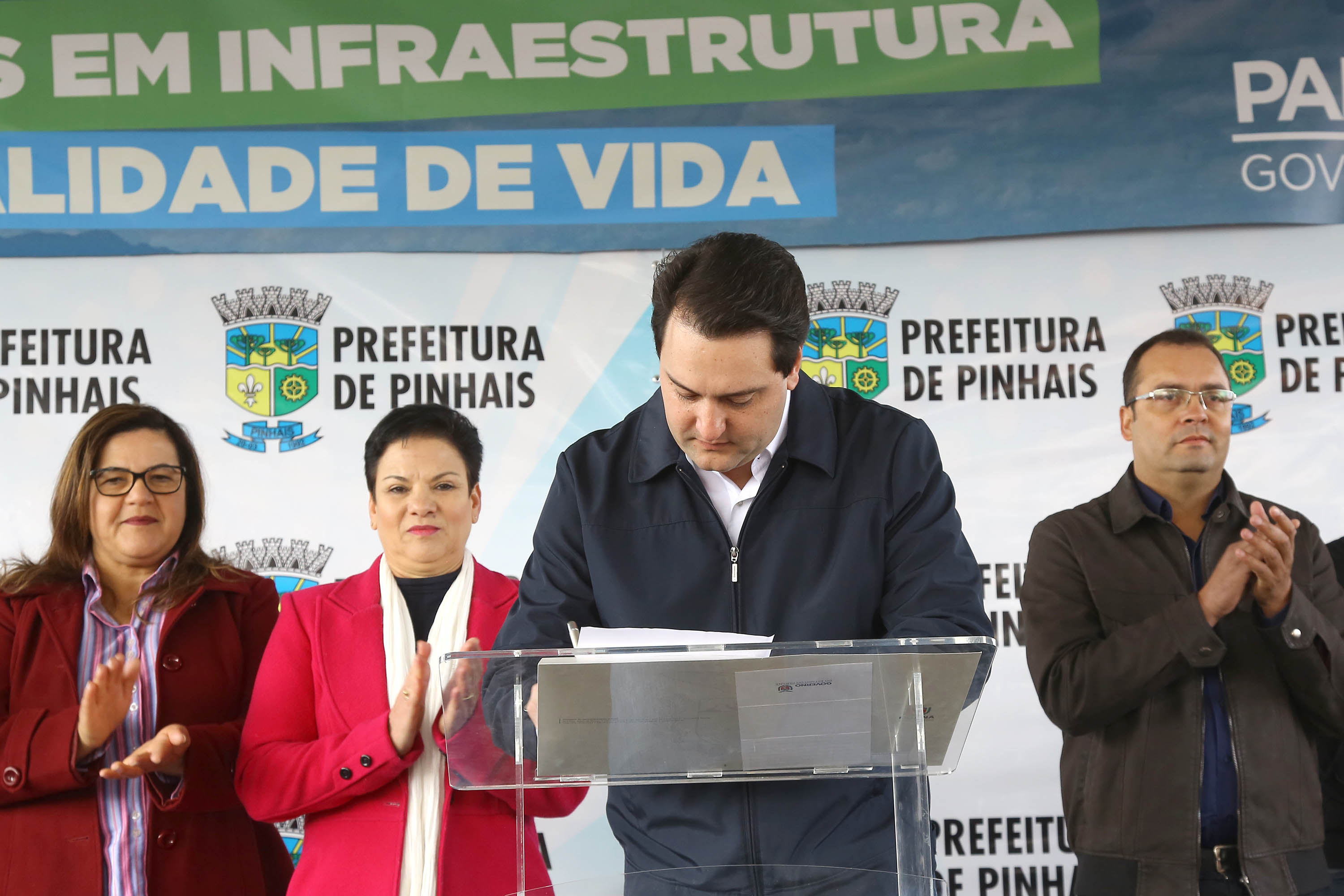 Pinhais, na Região Metropolitana de Curitiba, vai investir em construção de calçadas, compra de maquinários e reparos em escolas. O montante soma R$ 5,5 milhões e inbclui, também, a ampliação do sistema de abastecimento de água. Nesta sexta-feira (16), o governador Carlos Massa Ratinho Junior confirmou o pacote de investimento no município e destacou outras ações do Estado na Grande Curitiba.