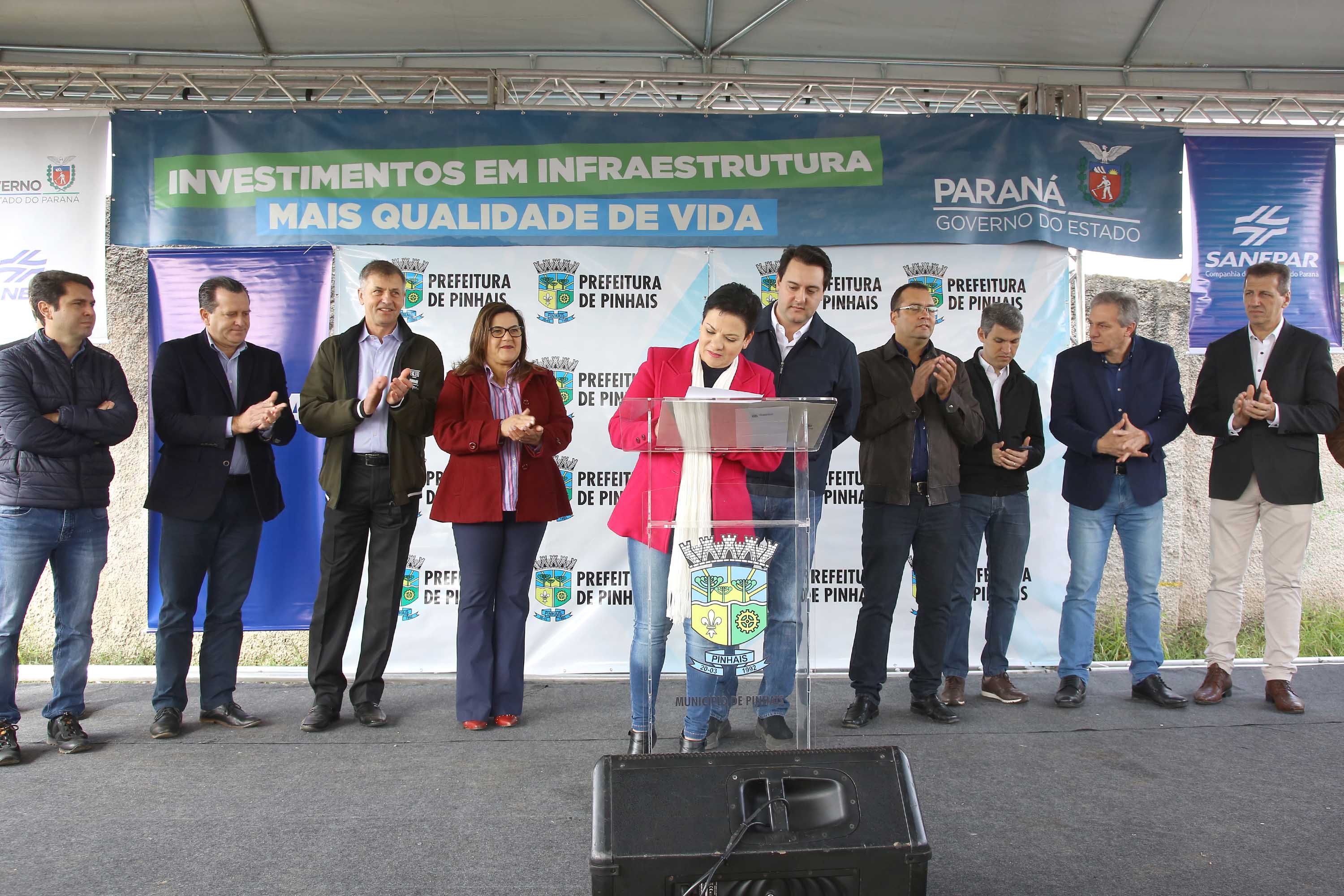 Pinhais, na Região Metropolitana de Curitiba, vai investir em construção de calçadas, compra de maquinários e reparos em escolas. O montante soma R$ 5,5 milhões e inbclui, também, a ampliação do sistema de abastecimento de água. Nesta sexta-feira (16), o governador Carlos Massa Ratinho Junior confirmou o pacote de investimento no município e destacou outras ações do Estado na Grande Curitiba.