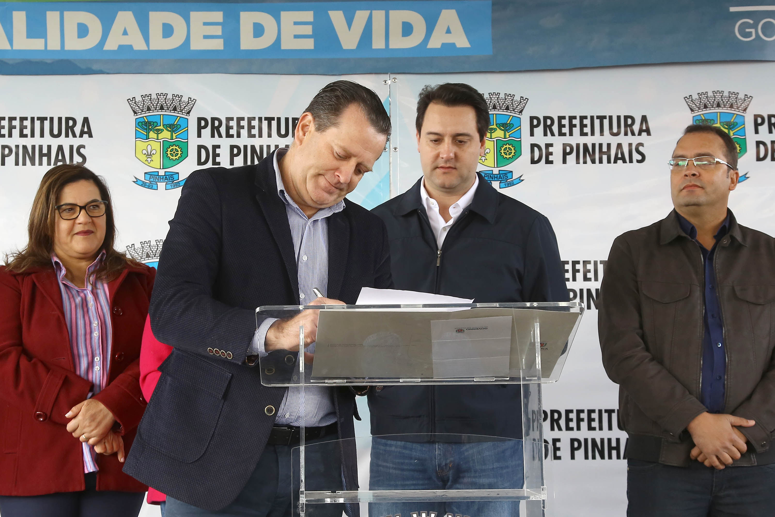 Pinhais, na Região Metropolitana de Curitiba, vai investir em construção de calçadas, compra de maquinários e reparos em escolas. O montante soma R$ 5,5 milhões e inbclui, também, a ampliação do sistema de abastecimento de água. Nesta sexta-feira (16), o governador Carlos Massa Ratinho Junior confirmou o pacote de investimento no município e destacou outras ações do Estado na Grande Curitiba.