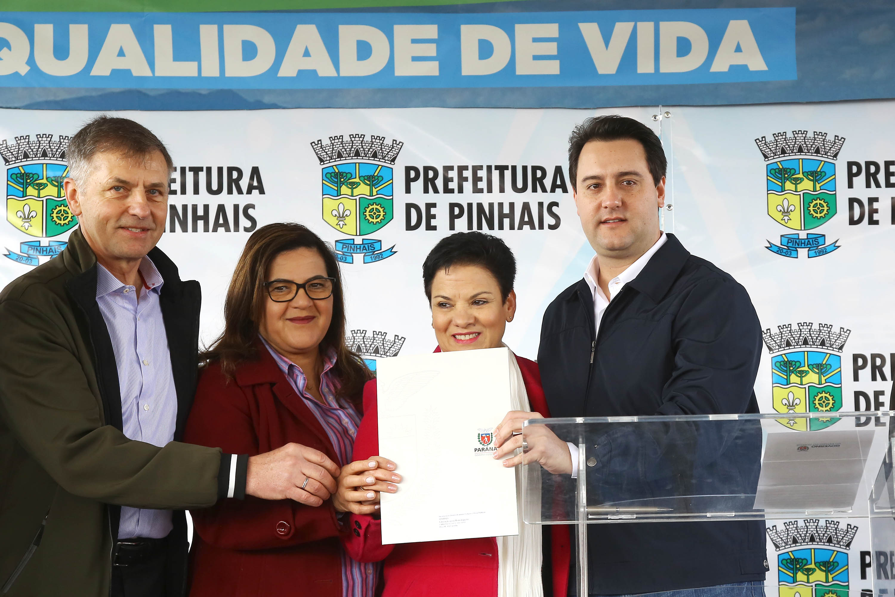 Pinhais, na Região Metropolitana de Curitiba, vai investir em construção de calçadas, compra de maquinários e reparos em escolas. O montante soma R$ 5,5 milhões e inbclui, também, a ampliação do sistema de abastecimento de água. Nesta sexta-feira (16), o governador Carlos Massa Ratinho Junior confirmou o pacote de investimento no município e destacou outras ações do Estado na Grande Curitiba.