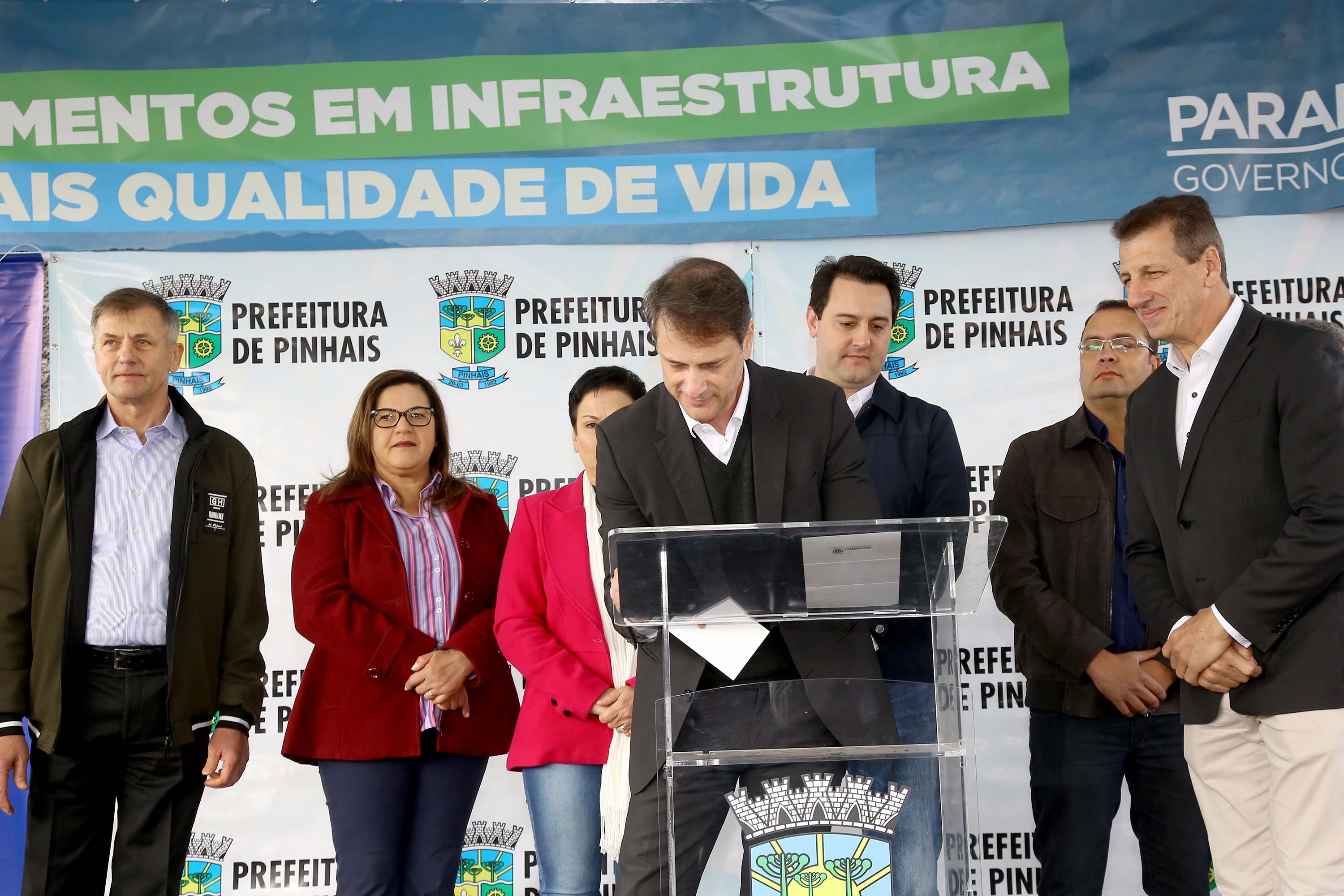 Pinhais, na Região Metropolitana de Curitiba, vai investir em construção de calçadas, compra de maquinários e reparos em escolas. O montante soma R$ 5,5 milhões e inbclui, também, a ampliação do sistema de abastecimento de água. Nesta sexta-feira (16), o governador Carlos Massa Ratinho Junior confirmou o pacote de investimento no município e destacou outras ações do Estado na Grande Curitiba.